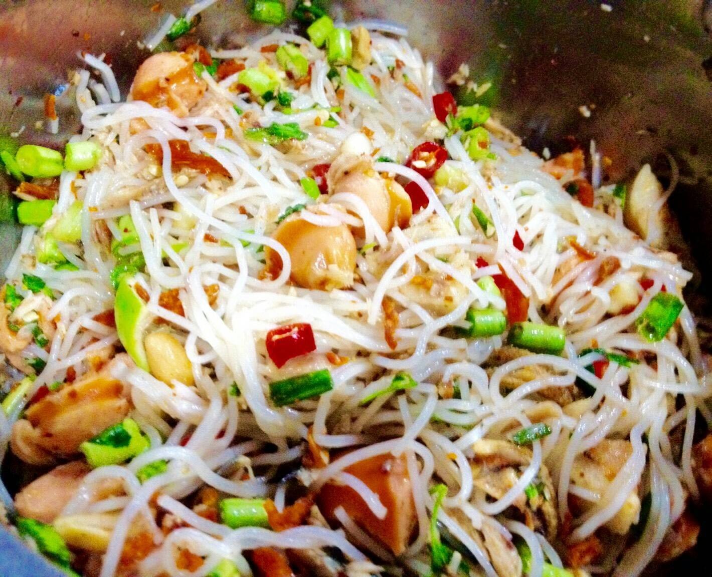 ยำขนมจีนแซ่บนัว