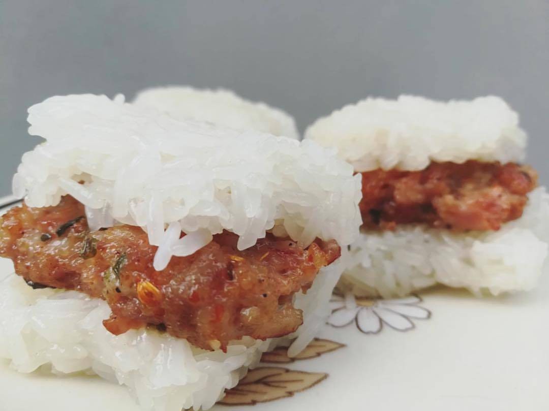 เบอร์เกอร์ข้าวเหนียวลาบหมู