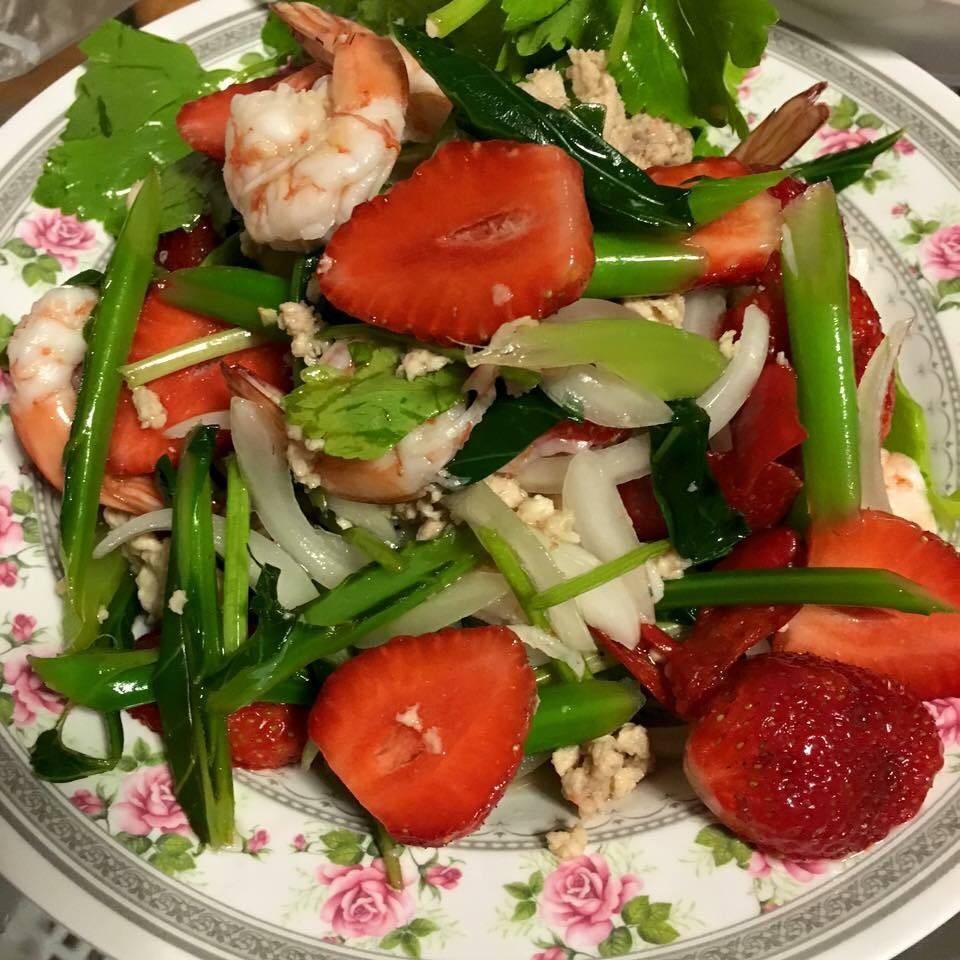 ยำกุ้งสดสตอเบอรี่รสแซ่บ