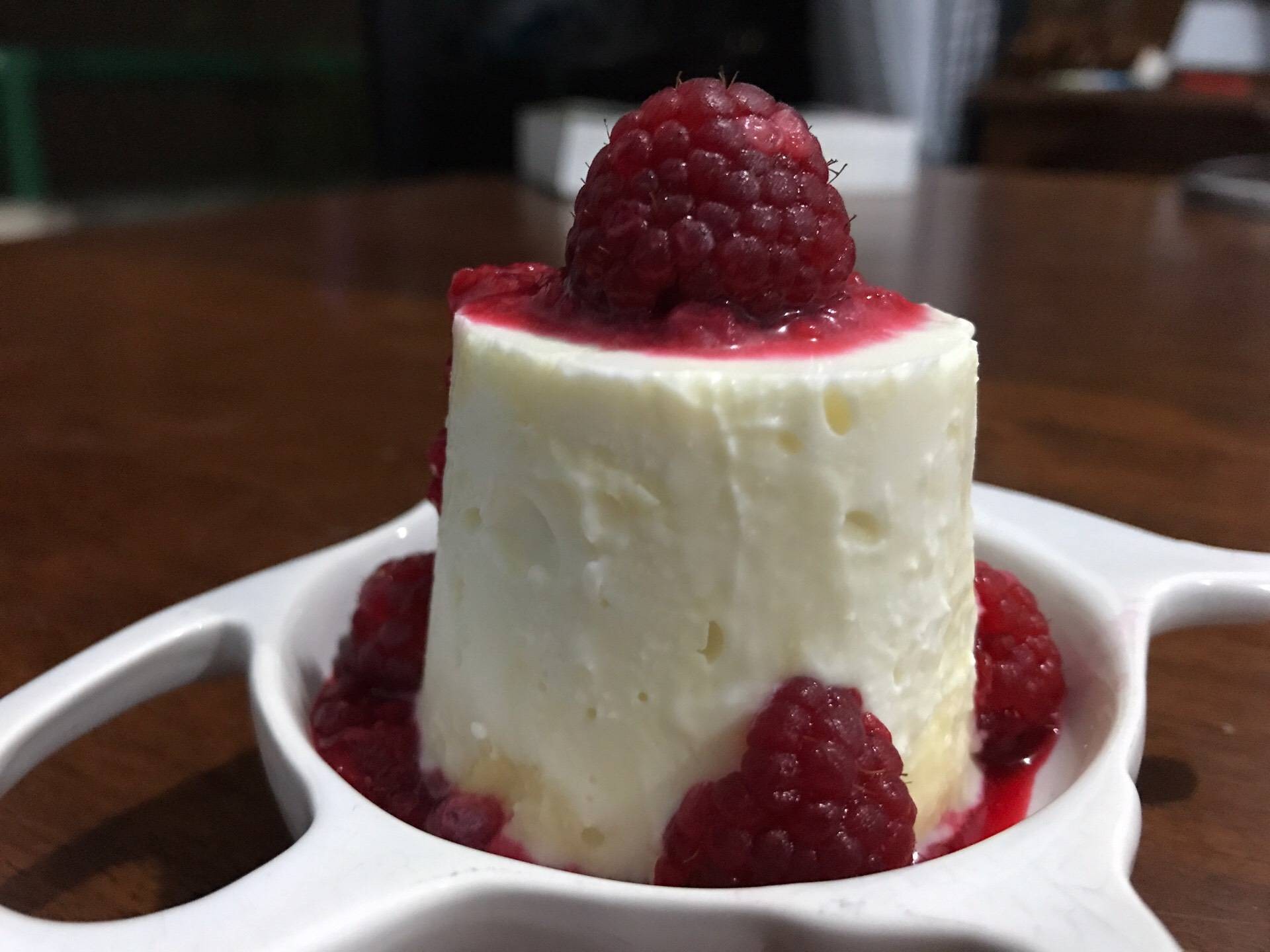 White Chocolate Mousse Raspberry Sauce  จากวัตถุดิบเพียง4 อย่าง