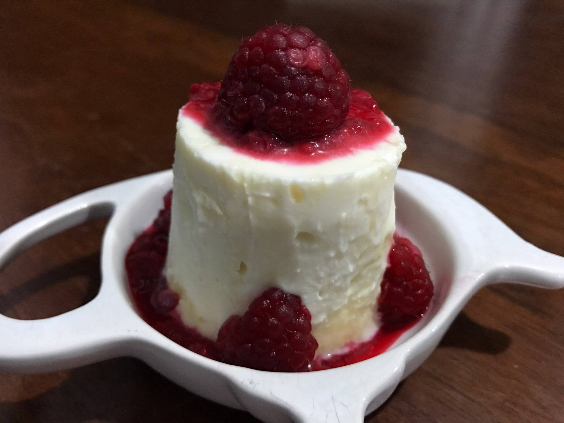 White Chocolate Mousse Raspberry Sauce  จากวัตถุดิบเพียง4 อย่าง