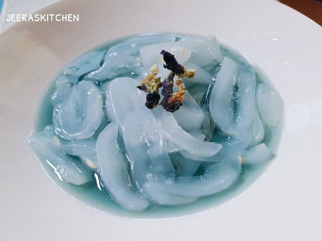 ลูกตาลลอยแก้วน้ำเชื่อมอัญชัน