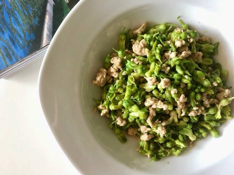 ผัดดอกขจรหมูสับ 