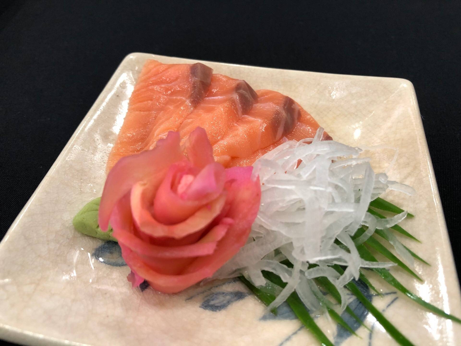 แซลมอนซาชิมิ