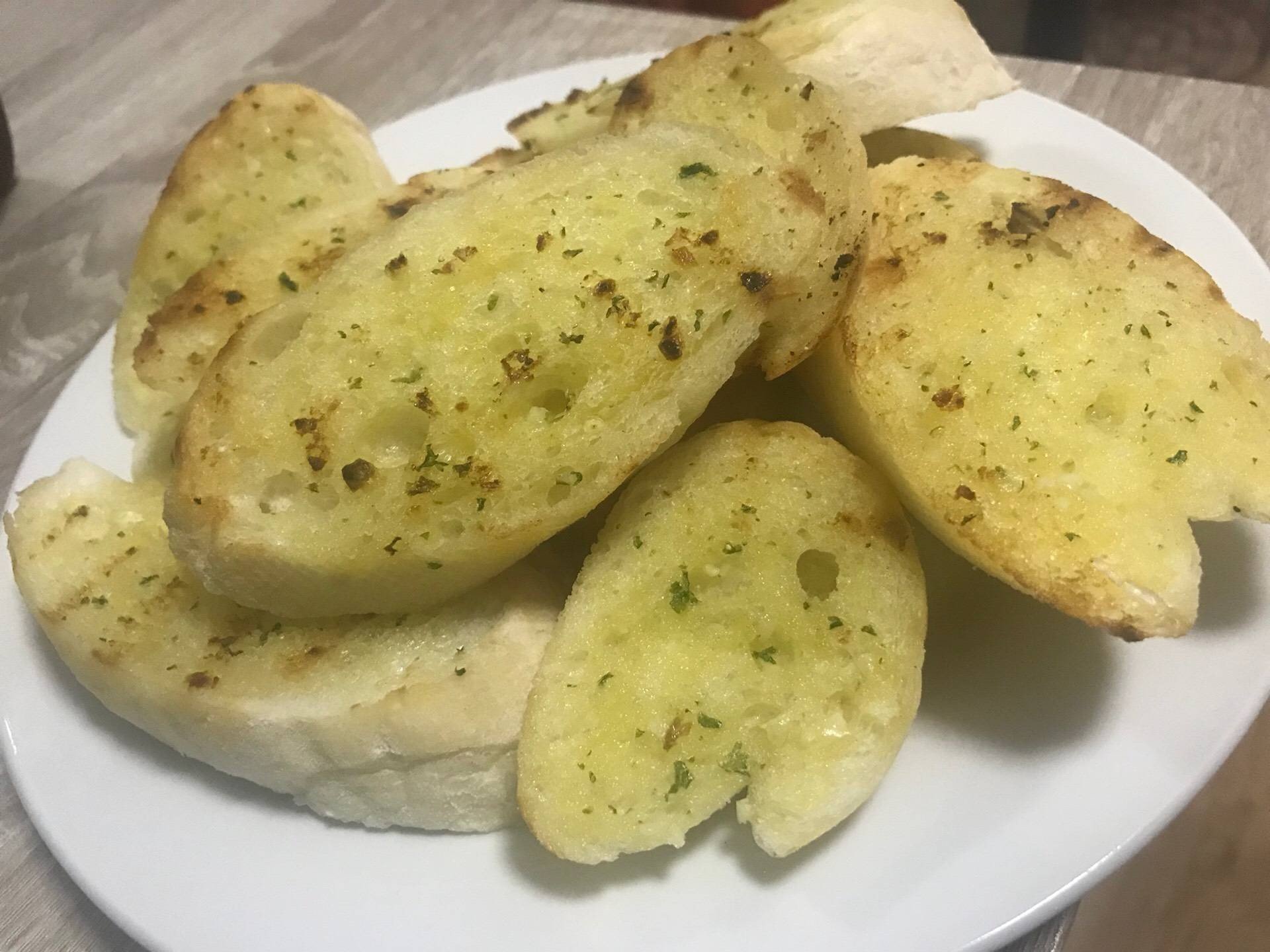 ปังกระเทียม (garlic bread)