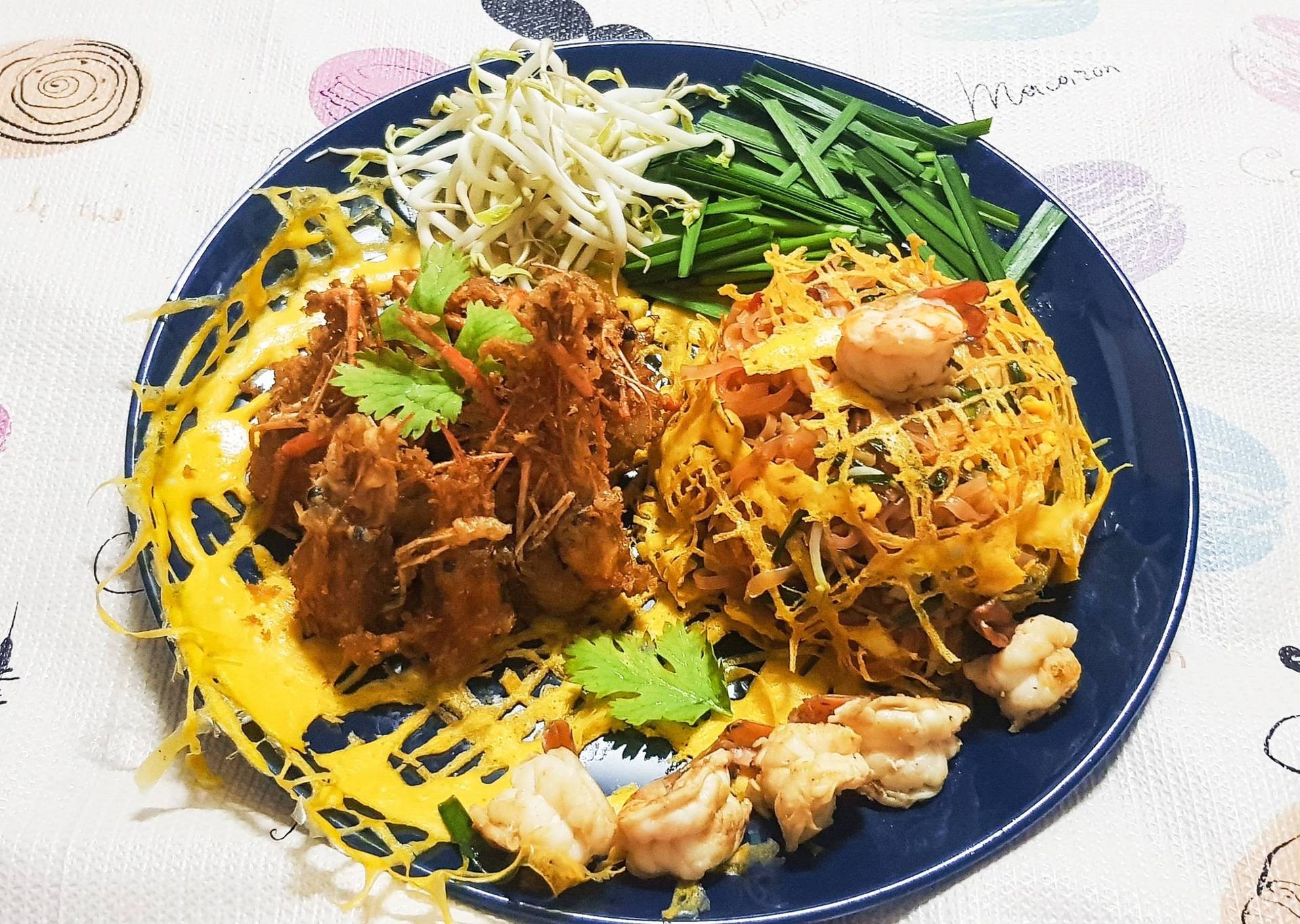 ผัดไทยกุ้งสด หัวกุ้งทอดกรอบ