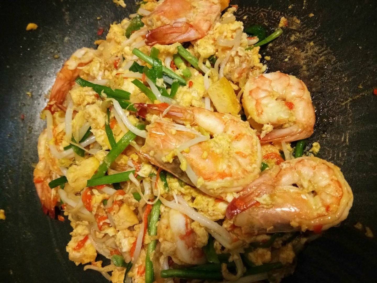 ผัดไทกุ้งส๊ดสด (fried rice sticks with shrimp)