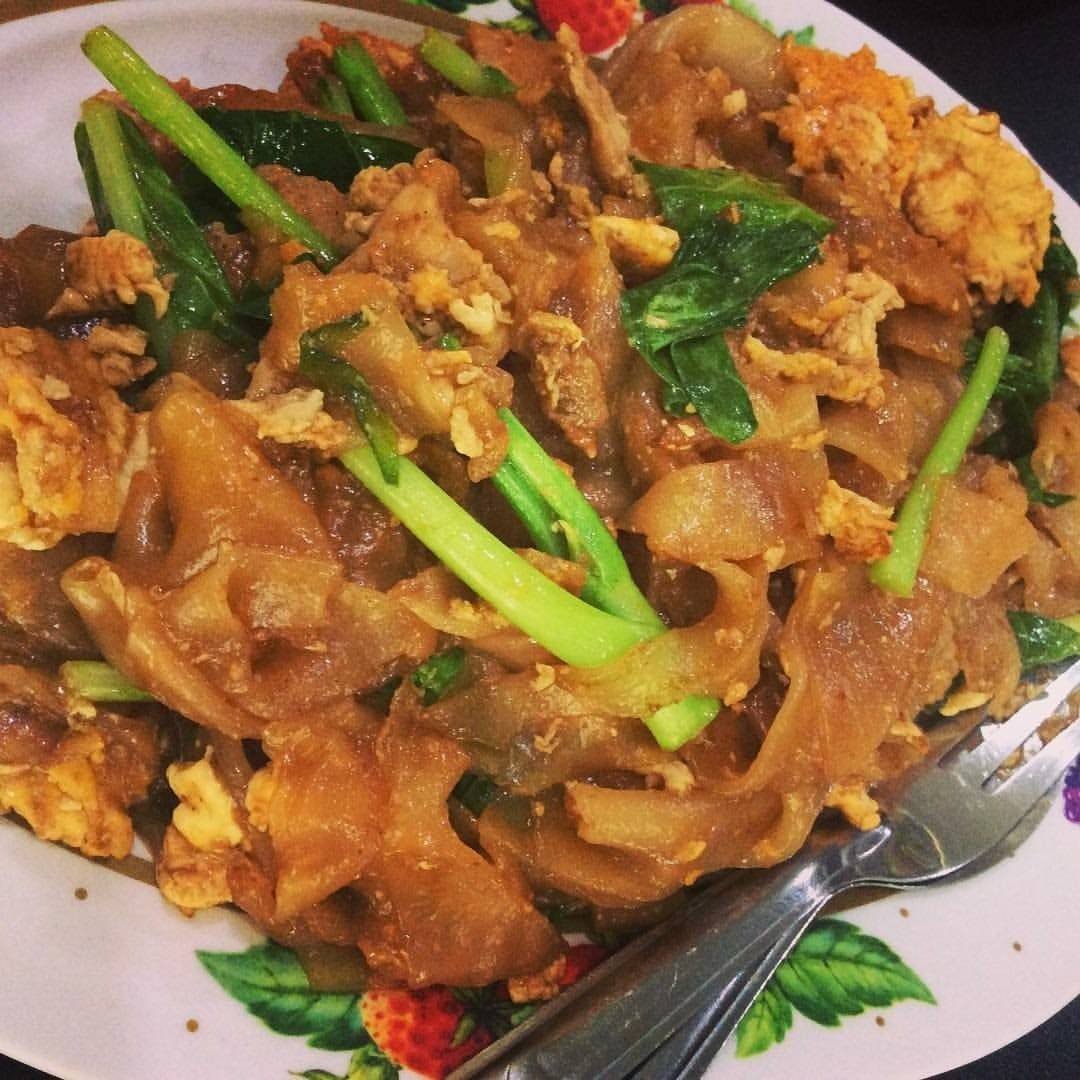 ผัดซีอิ๊วหมู (Stir fried flat noodle and pork)