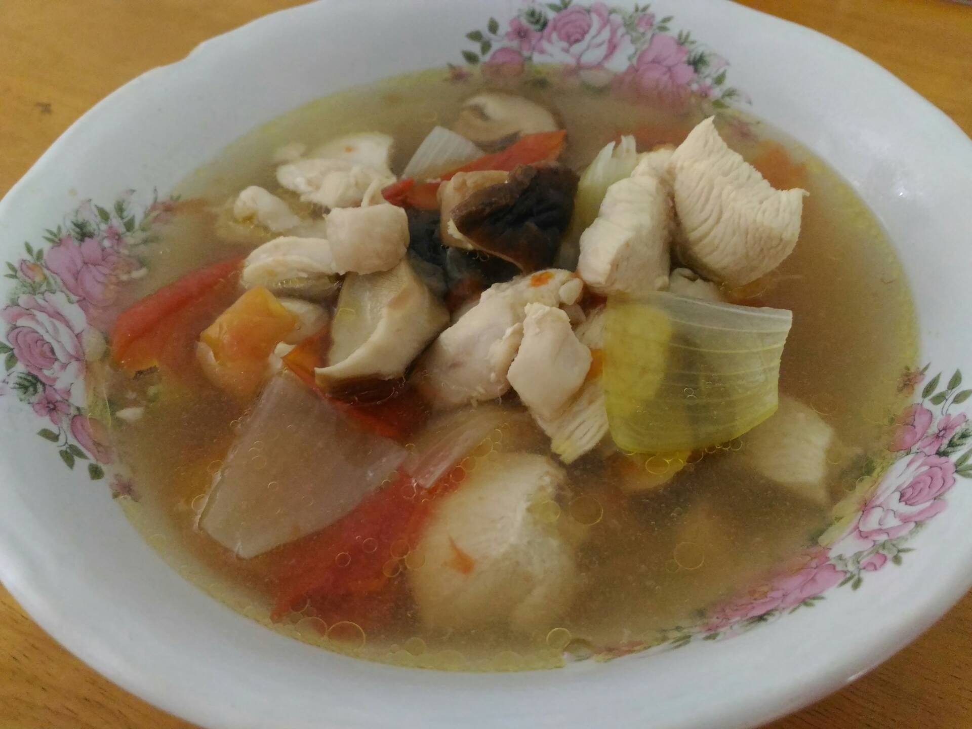 แกงจืดไก่เห็ดหอมมะเขือเทศ