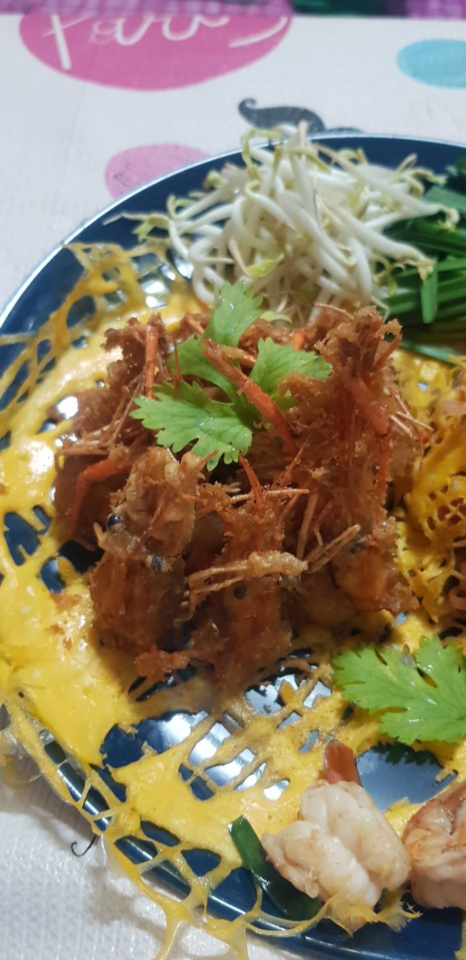 ผัดไทยกุ้งสด หัวกุ้งทอดกรอบ