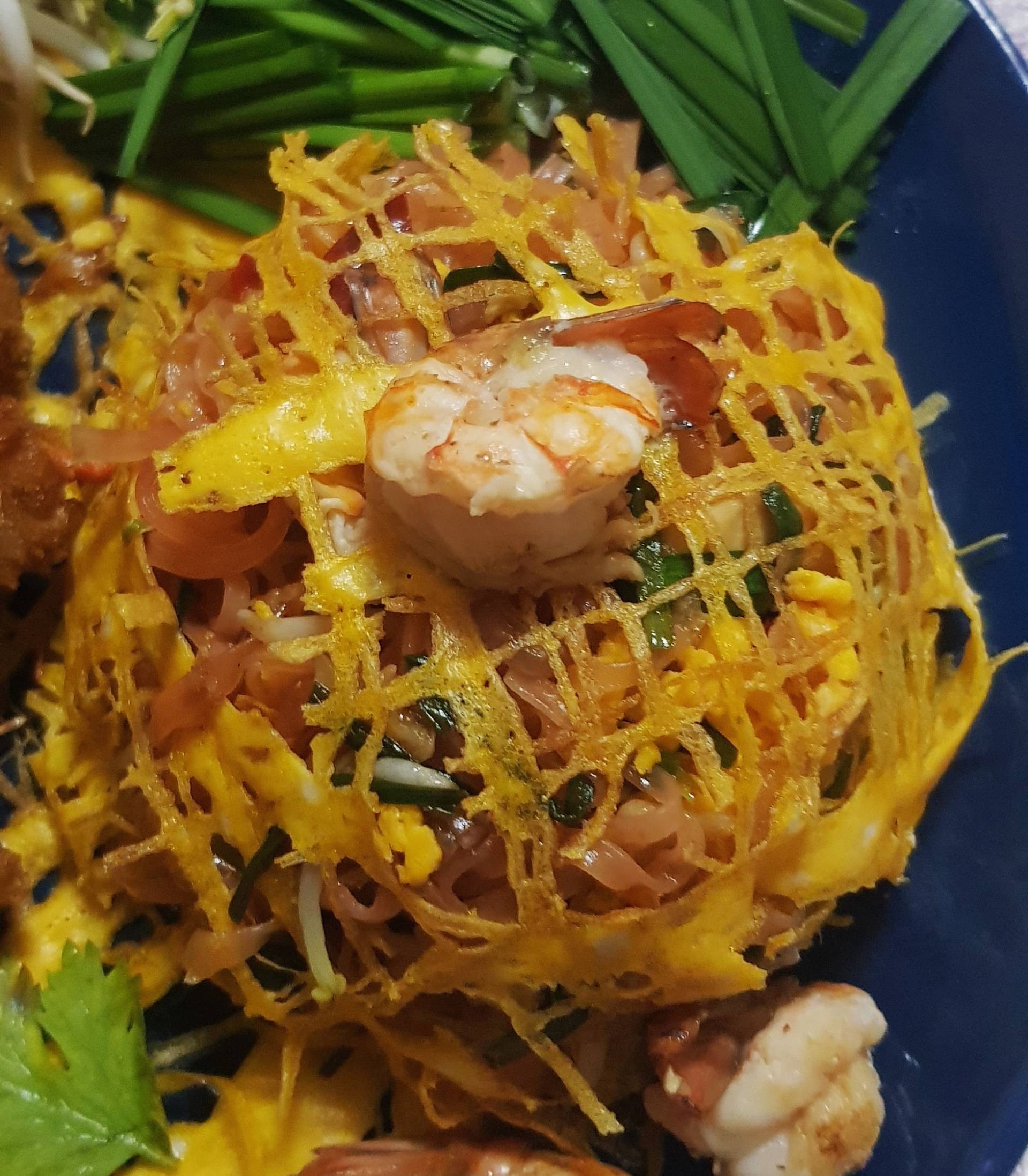 ผัดไทยกุ้งสด หัวกุ้งทอดกรอบ