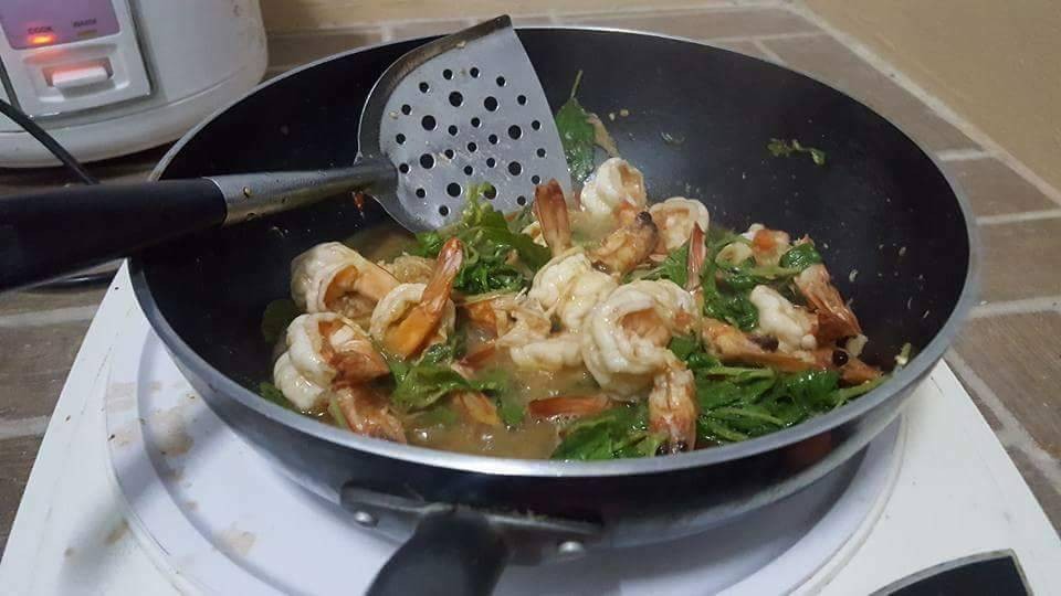 กระเพรากุ้งสด