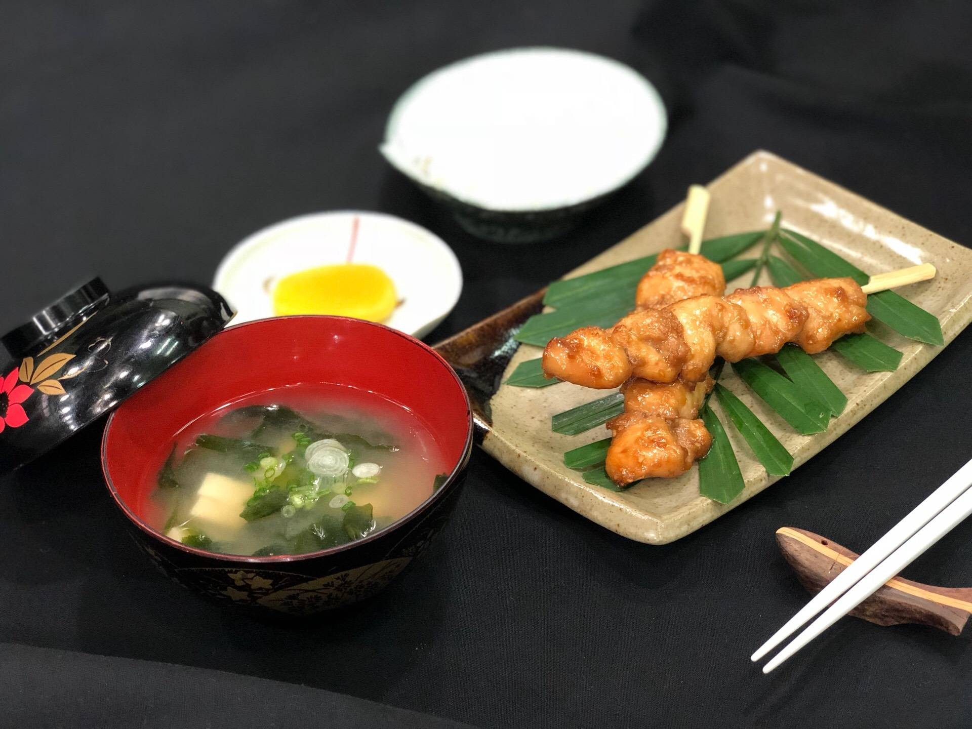 ข้าวไก่ย่างเทอริยากิพร้อมซุปมิโสะ