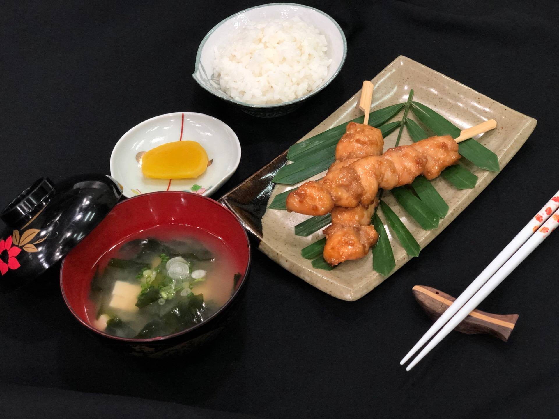 ข้าวไก่ย่างเทอริยากิพร้อมซุปมิโสะ
