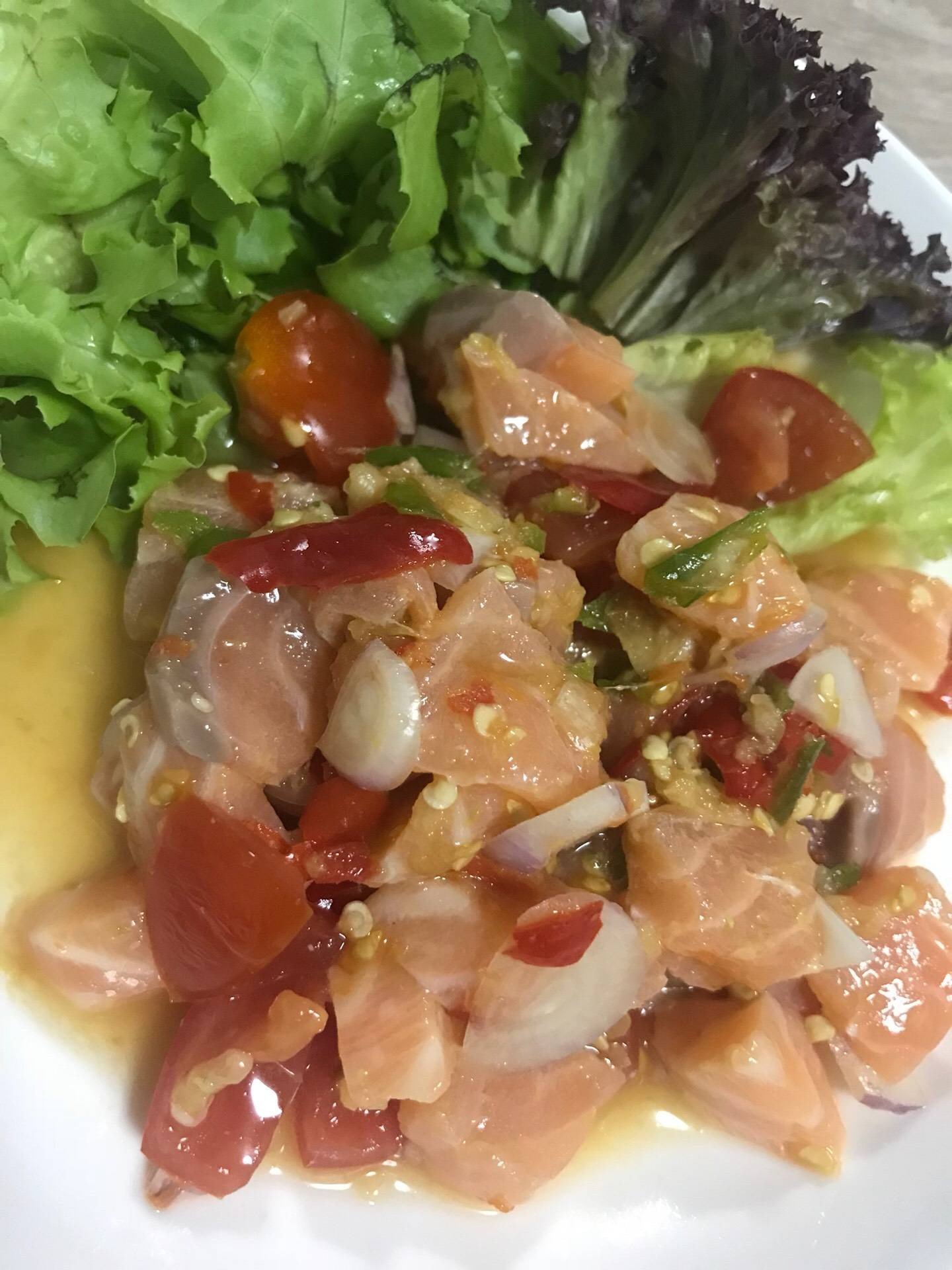 ยำแซลม่อนแสบ (salmon spicy salad)