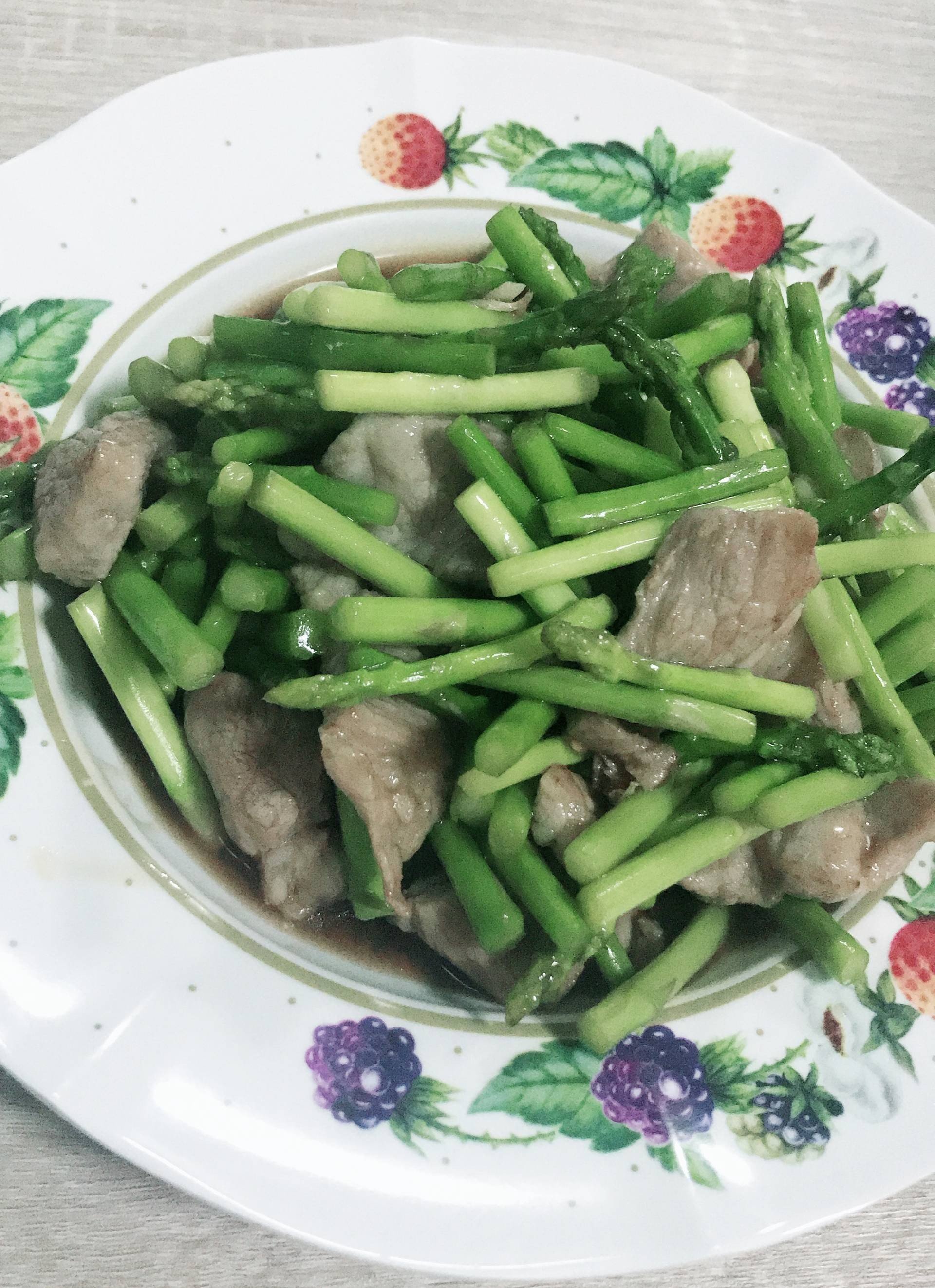 หน่อไม้ฝรั่งผัดหมู (stir fried asparagus with pork)