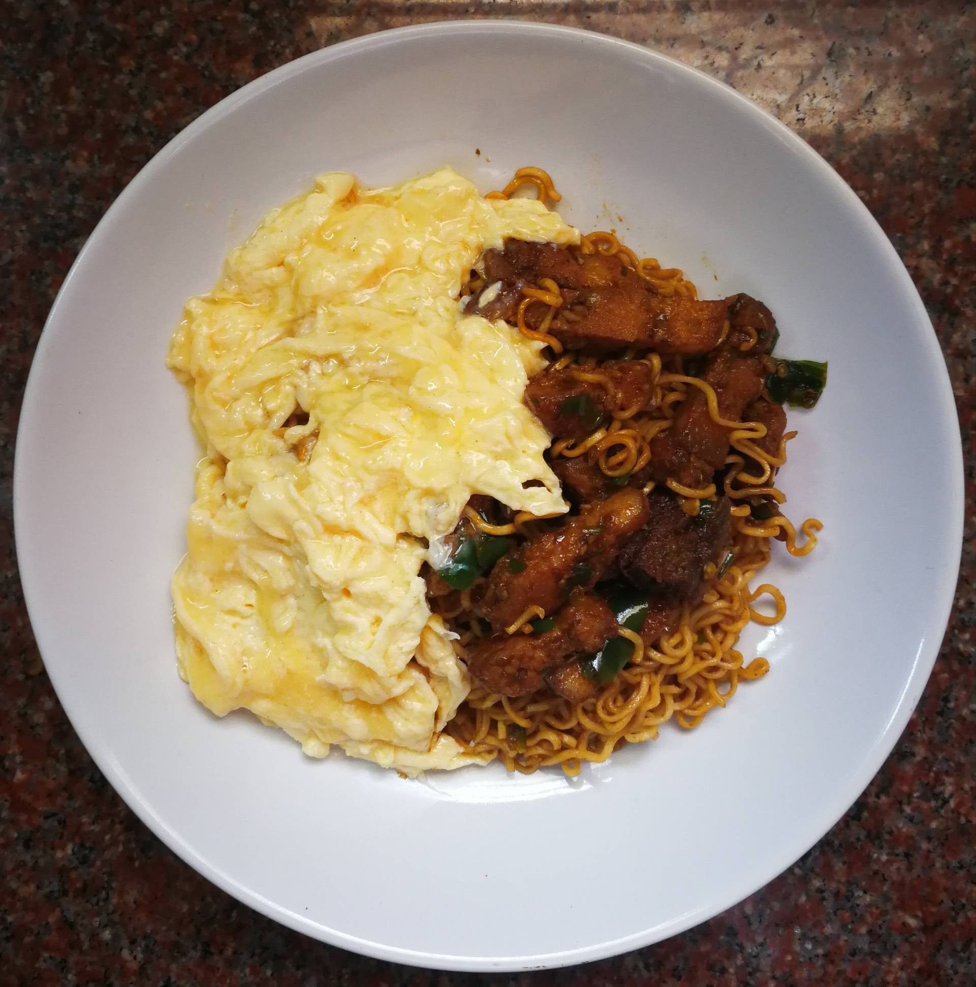 มาม่าขี้เมาหมูกรอบไข่ข้น