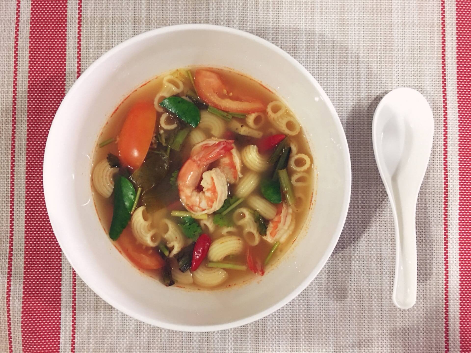 ซุปมะกะโรนีต้มยำกุ้งน้ำใส