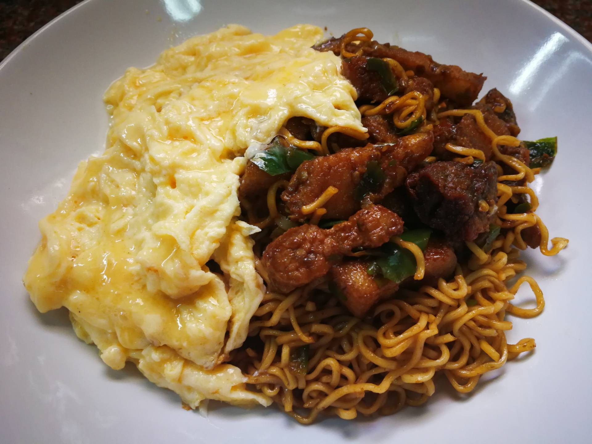 มาม่าขี้เมาหมูกรอบไข่ข้น