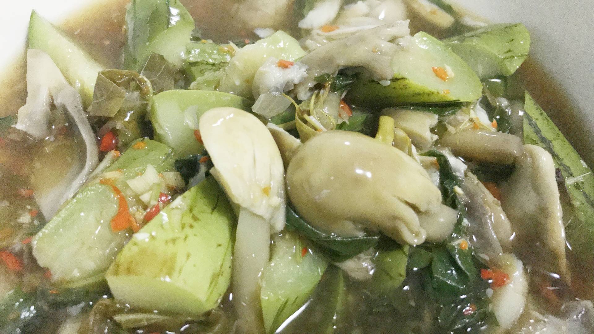 แกงเห็ดนางฟ้าใส่บวบ (phoenix oyster mushroom curry with sponge gourd)