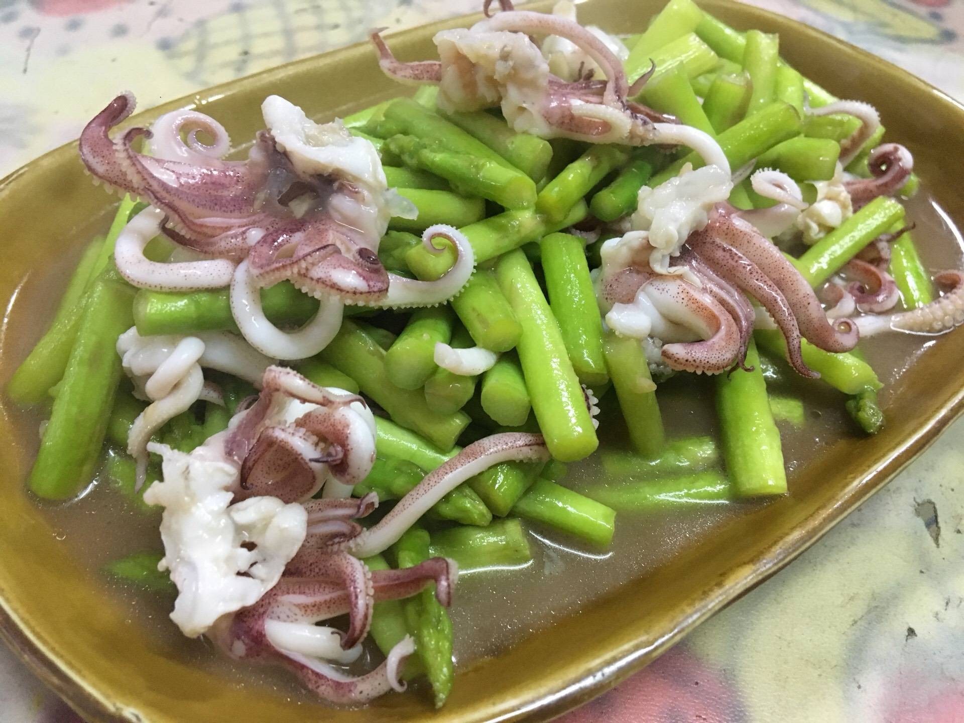 หนวดปลาหมึกผัดหน่อไม้ฝรั่ง