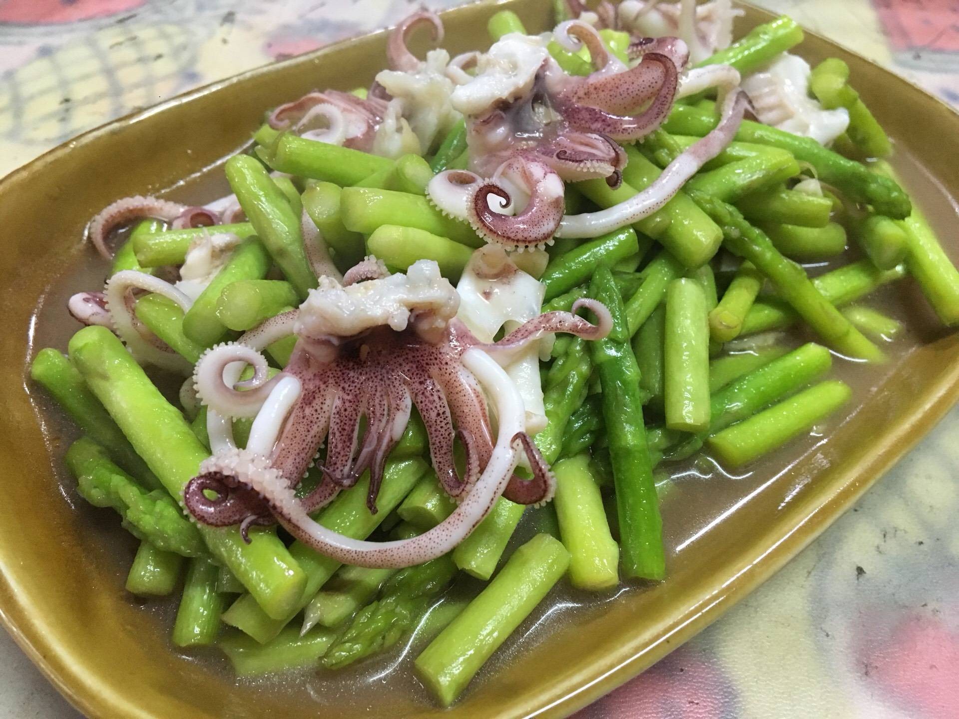 หนวดปลาหมึกผัดหน่อไม้ฝรั่ง