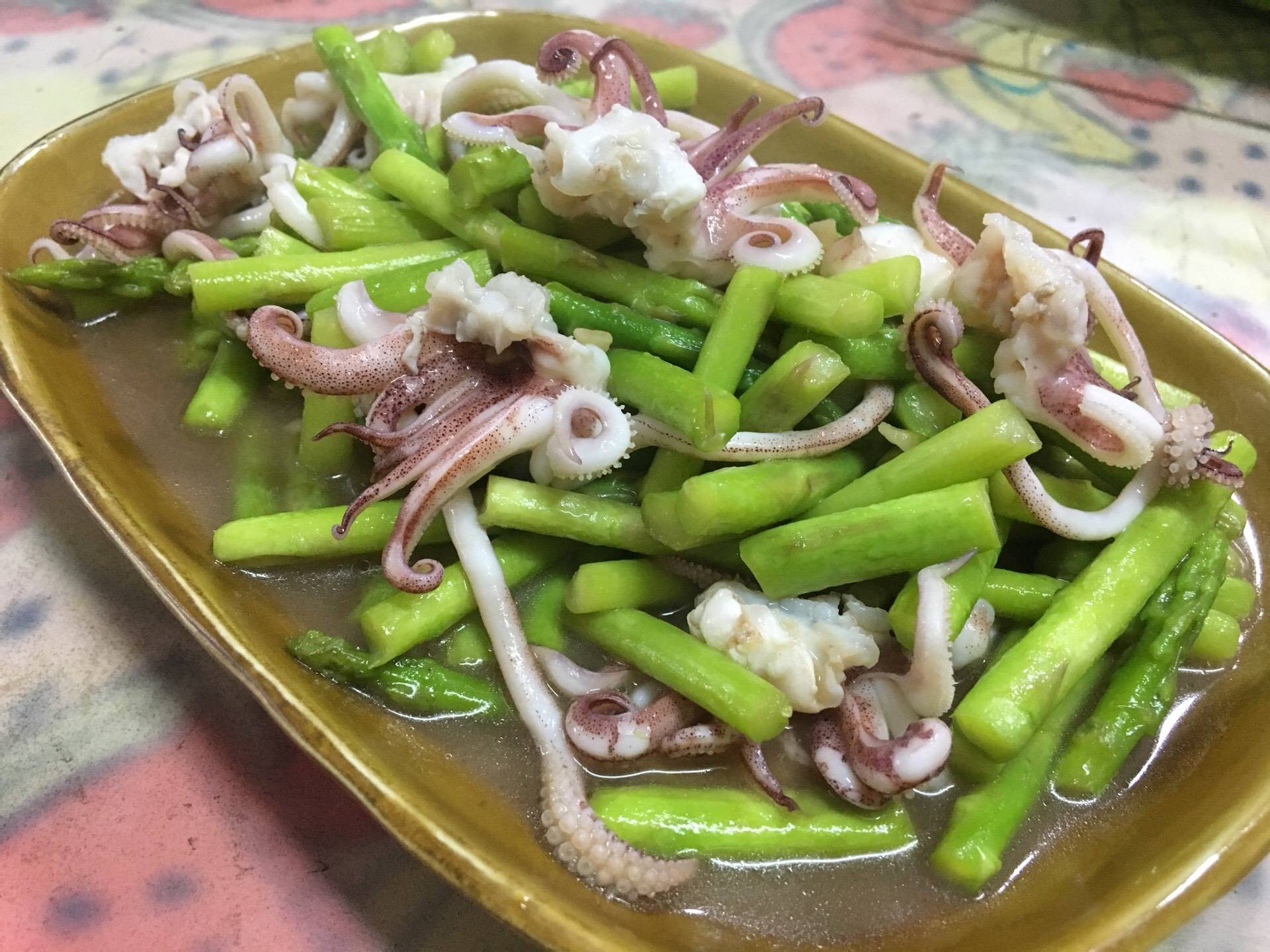 หนวดปลาหมึกผัดหน่อไม้ฝรั่ง