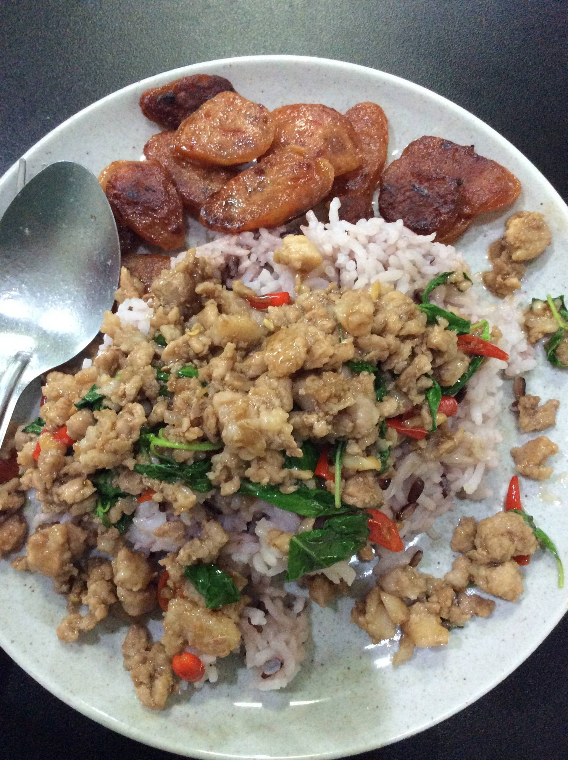 กระเพราหมูสับข้าวกล้องกุนเชียง (fried stir basil with minced pork)