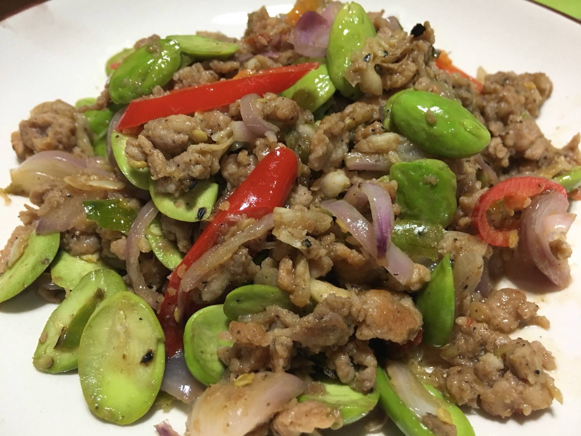 หมูสับคั่วกะปิสะตอ