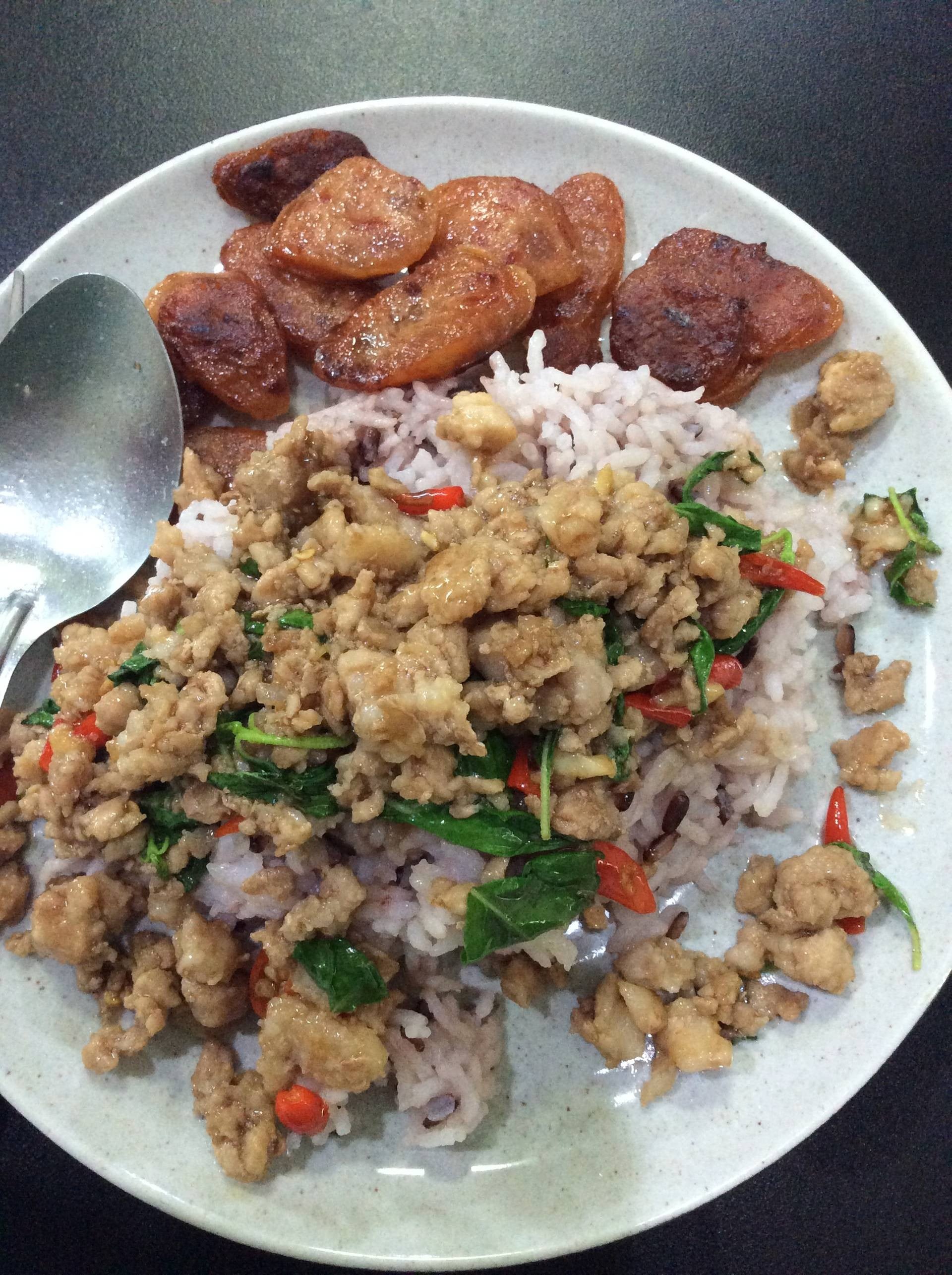 กระเพราหมูสับข้าวกล้องกุนเชียง (fried stir basil with minced pork)