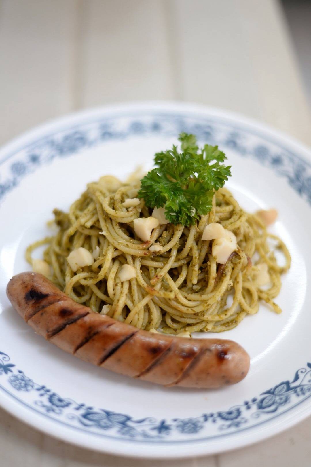 Spaghetti Pesto Sauce, Macadamia and Sausage