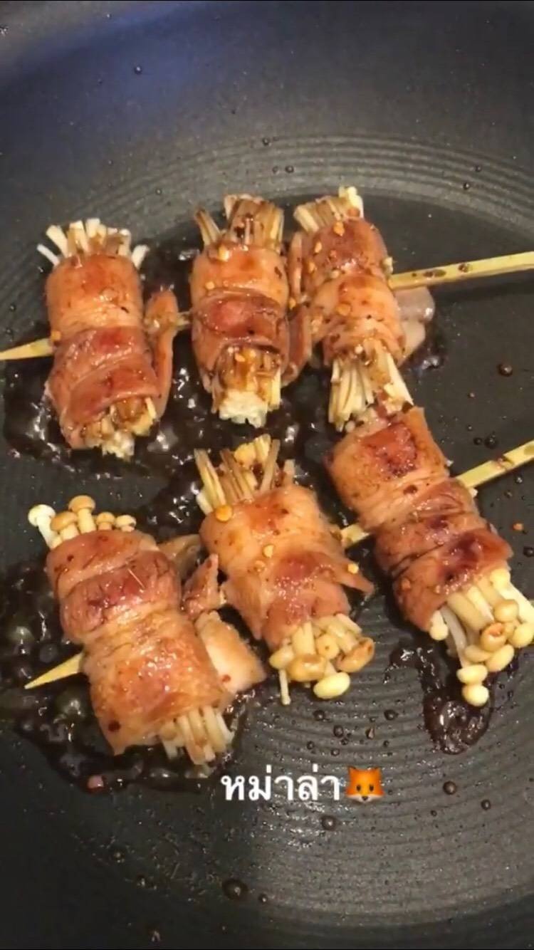 เบคอนพันเห็ดเข็มทองเสียบไม้