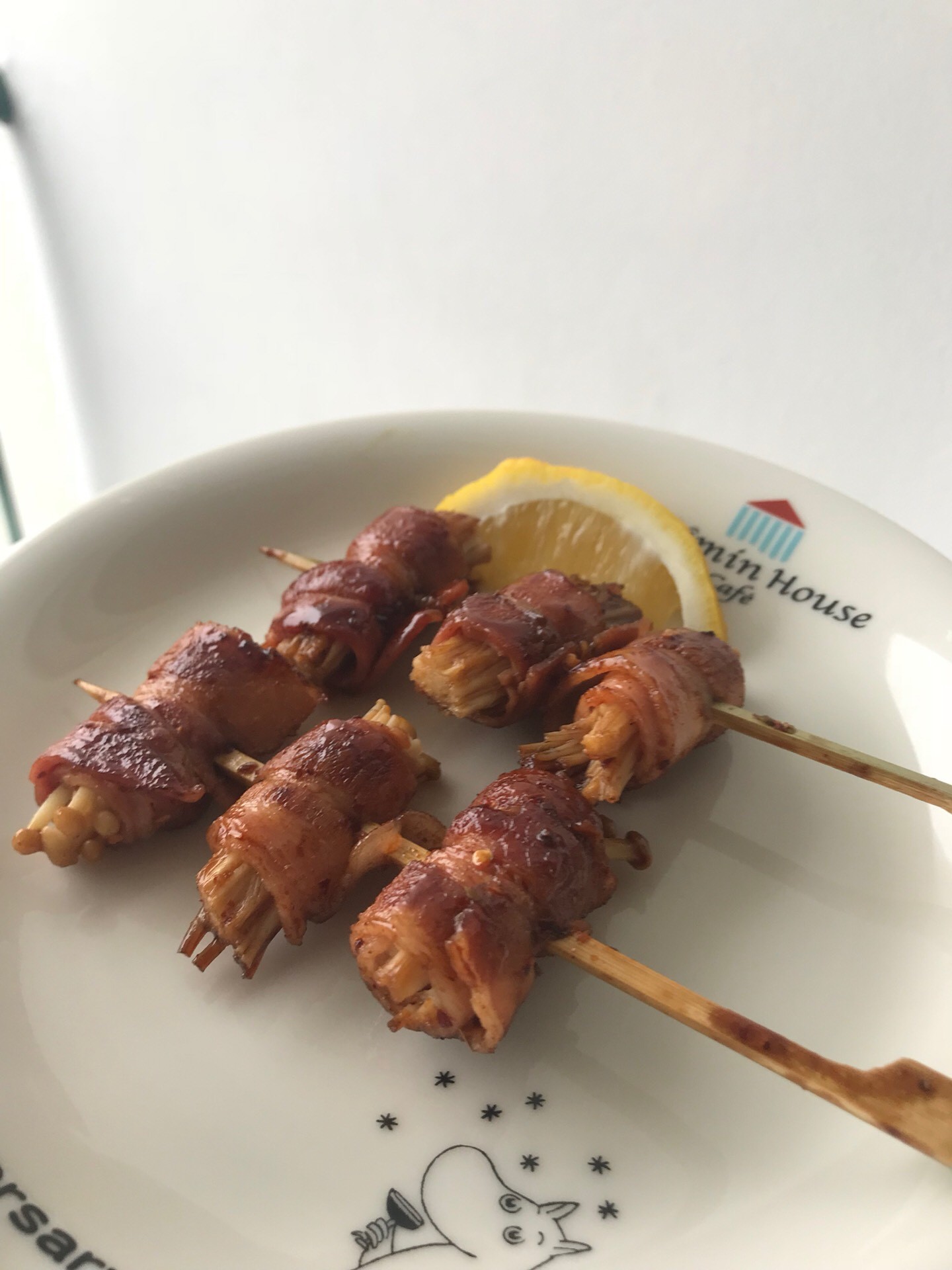 เบคอนพันเห็ดเข็มทองเสียบไม้