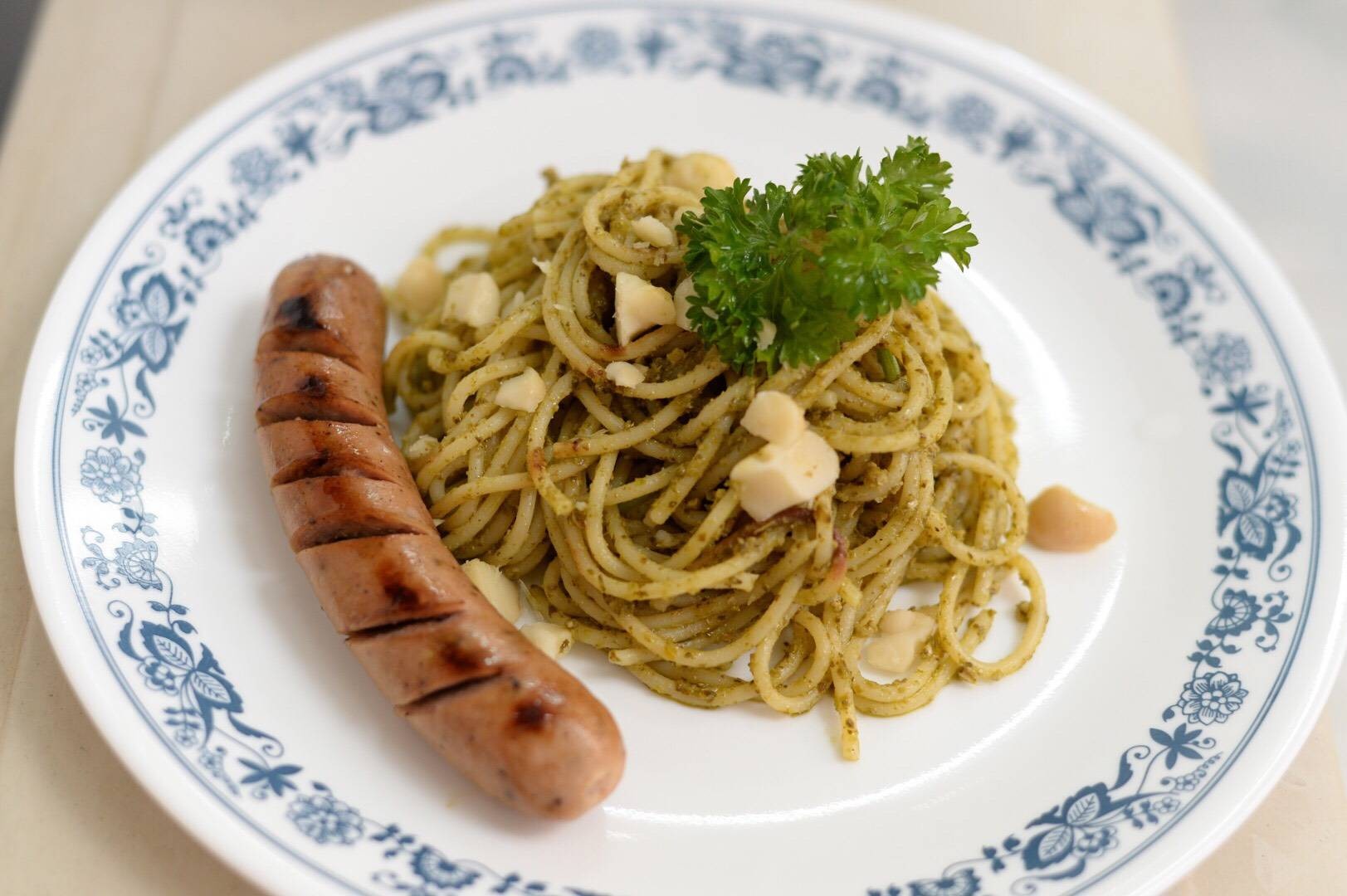 Spaghetti Pesto Sauce, Macadamia and Sausage