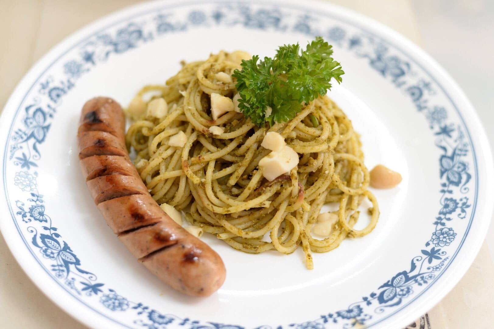 Spaghetti Pesto Sauce, Macadamia and Sausage