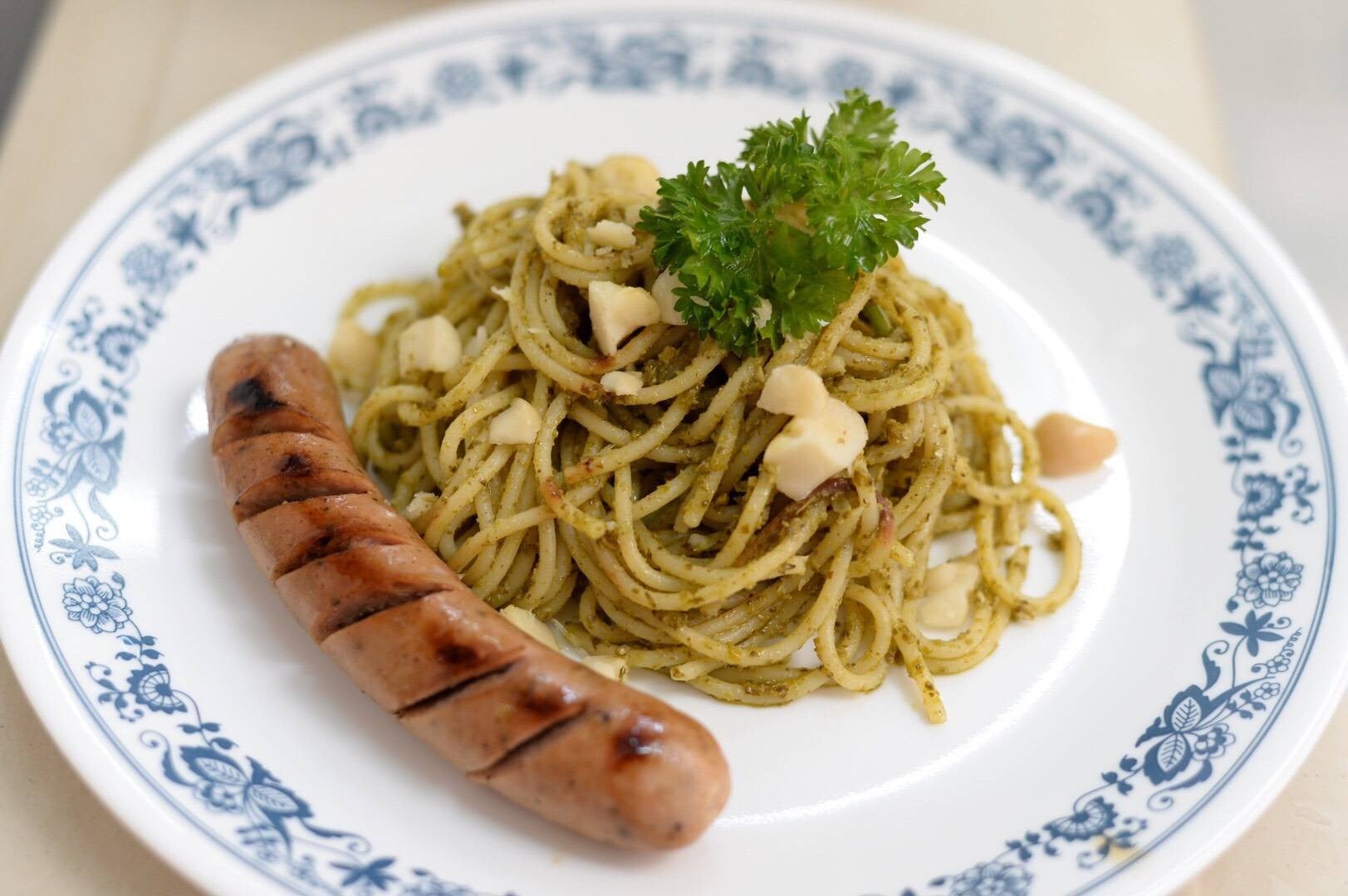 Spaghetti Pesto Sauce, Macadamia and Sausage