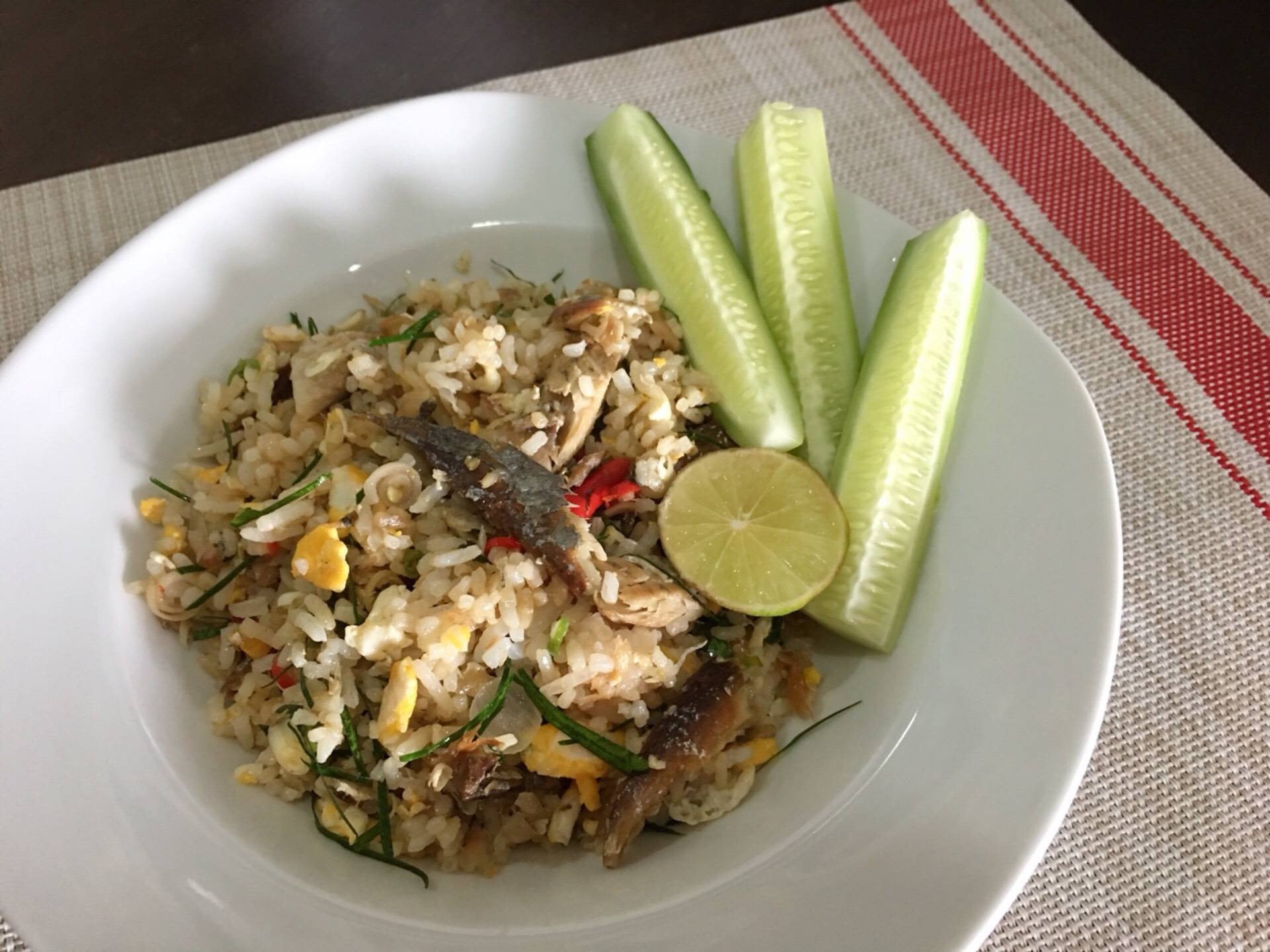 ข้าวผัดปลาทูทอด