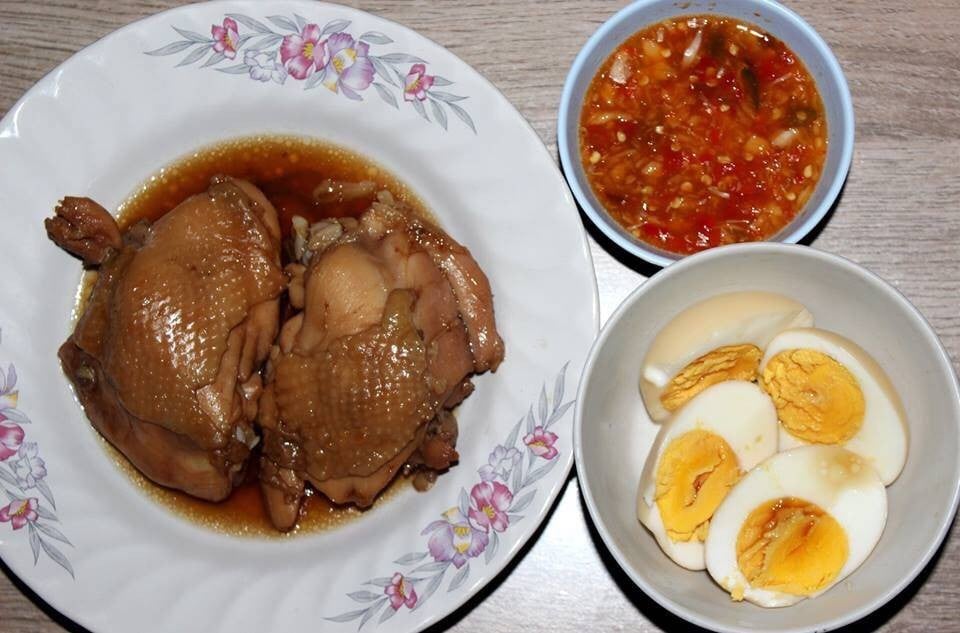 สะโพกไก่ กับ ไข่ต้มน้ำปลา และน้ำจิ้มรสเด็ด