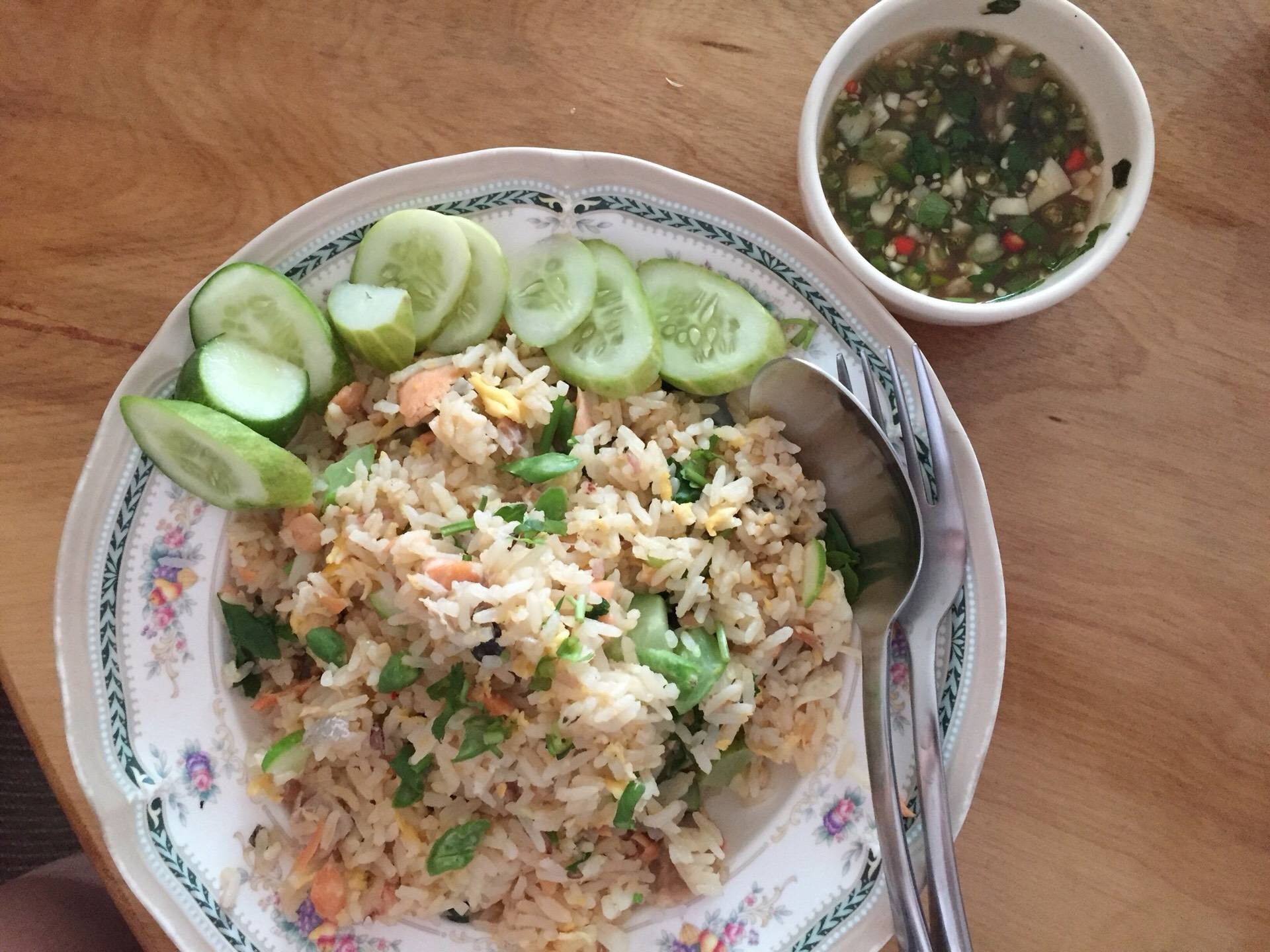 ข้าวผัดปลาแซลมอน
