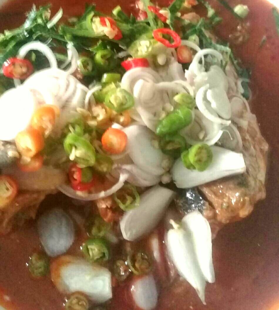 ยำปลากระป๋องบ้านบ้าน