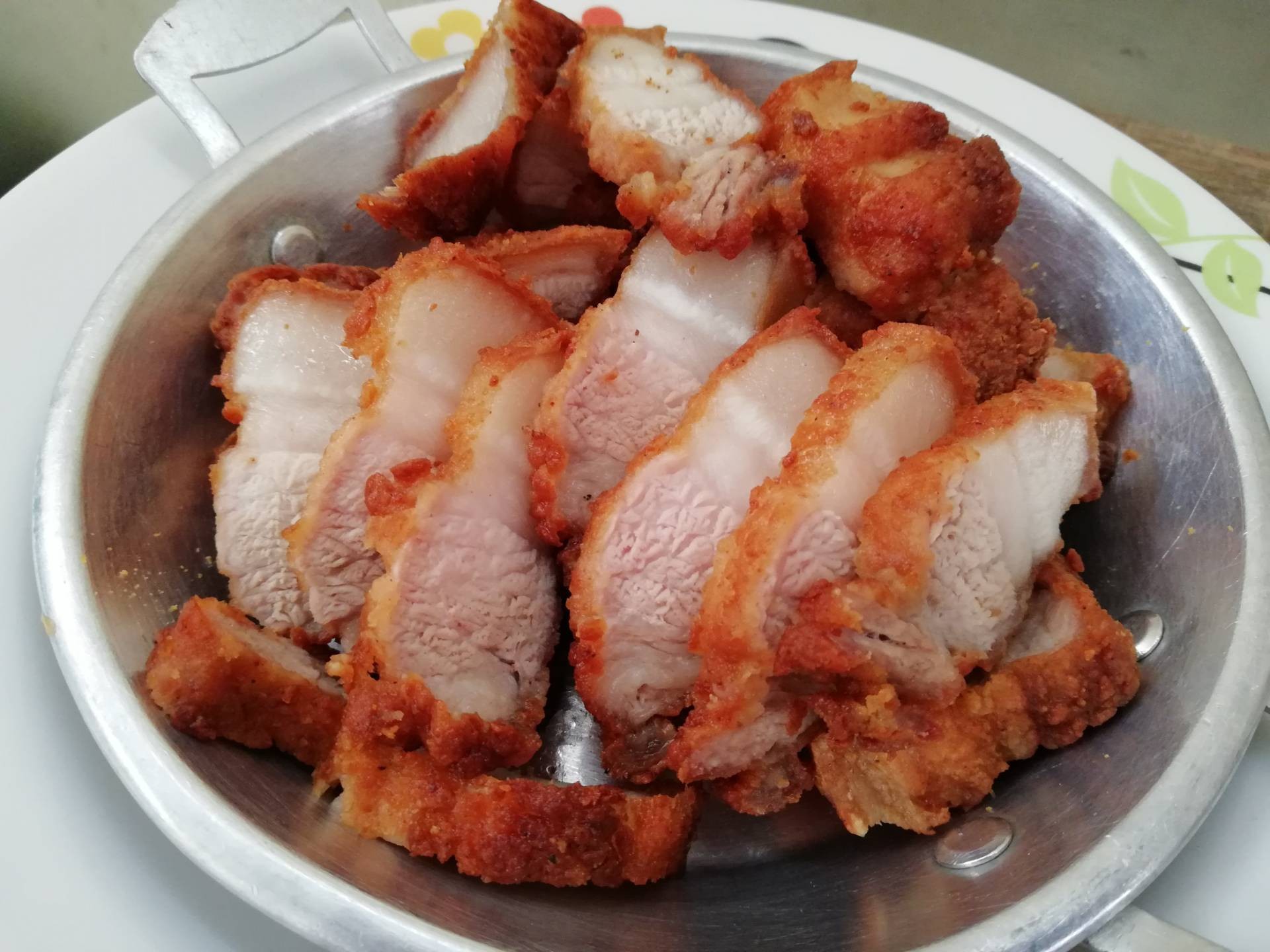 สามชั้นทอดน้ำปลา