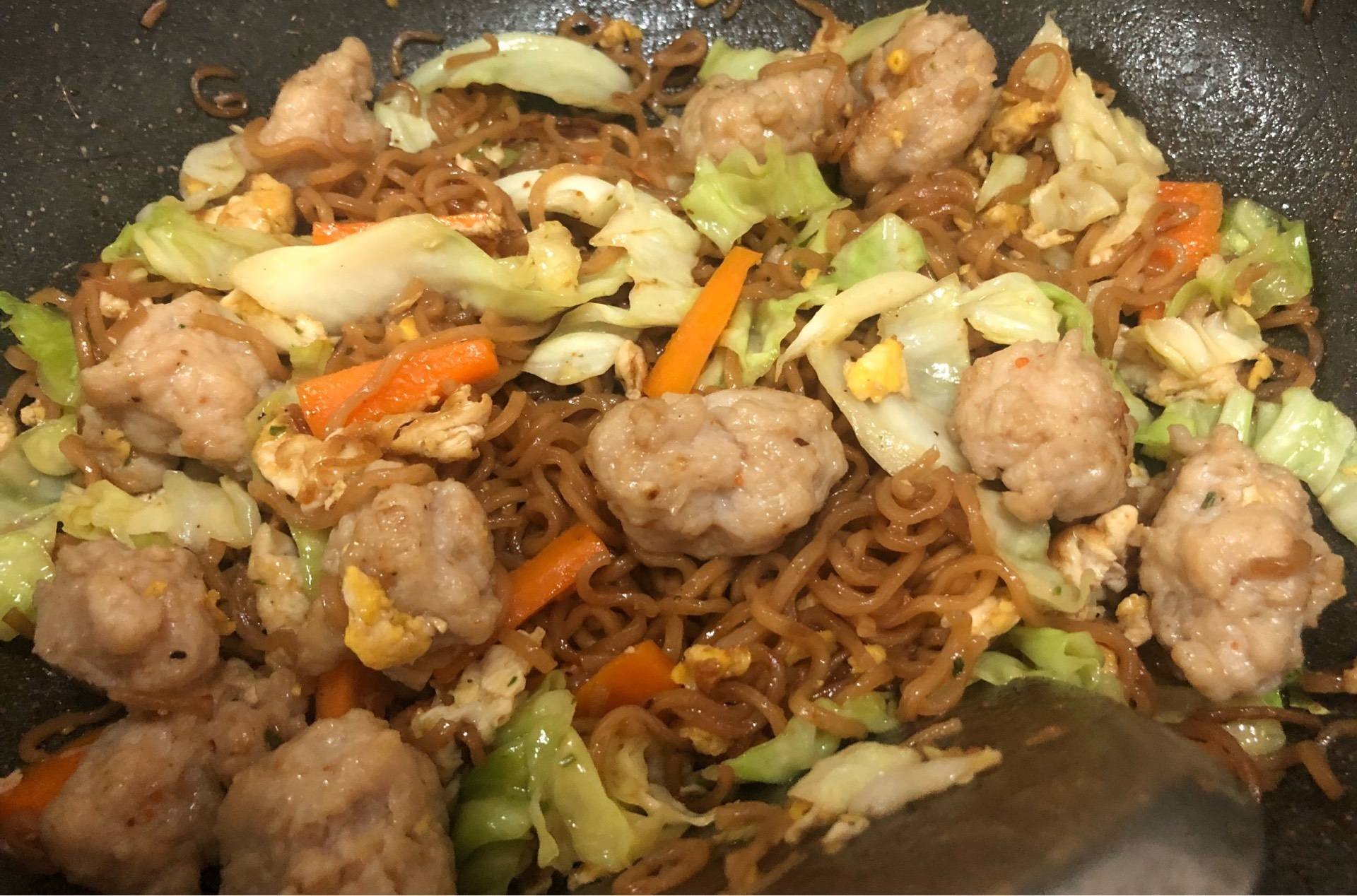 ผัดมาม่าหมูเด้ง 