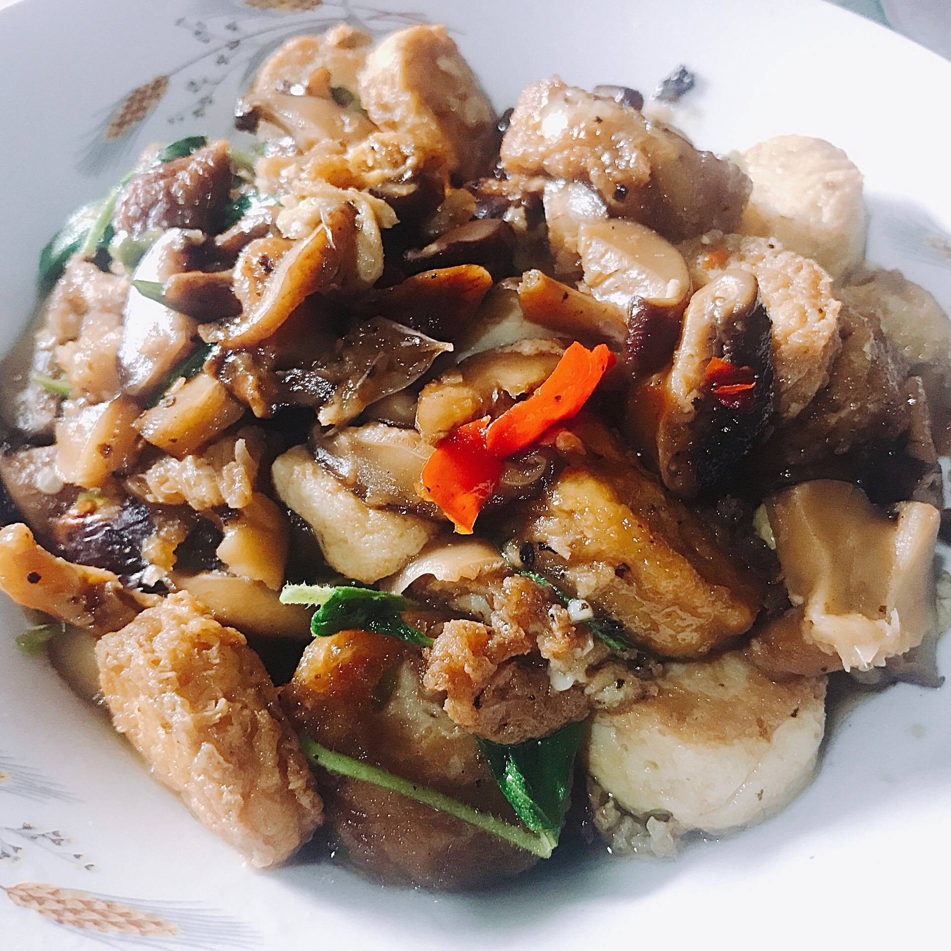 ผัดกระเพราเห็ดหอมเต้าหู้ไข่ทอด