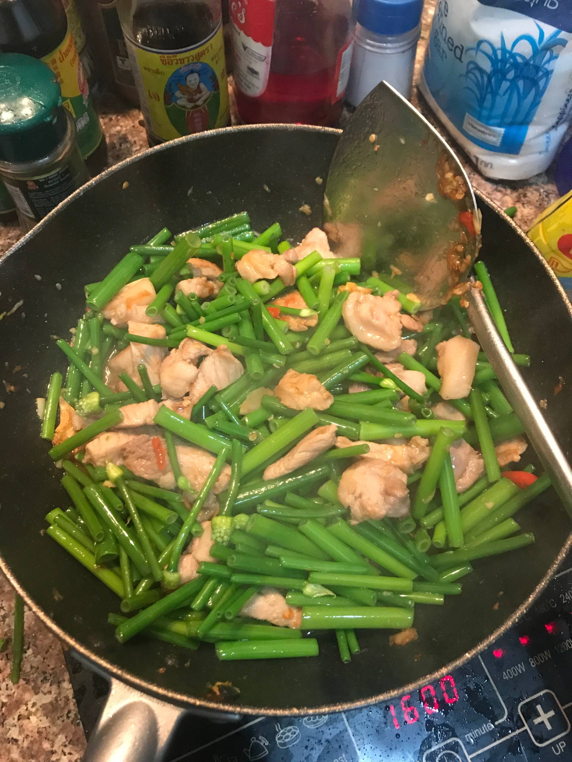 หมูผัดดอกหอม