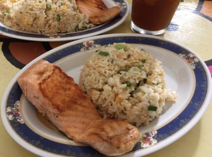 ข้าวผัดกระเทียมปลาแซลมอน