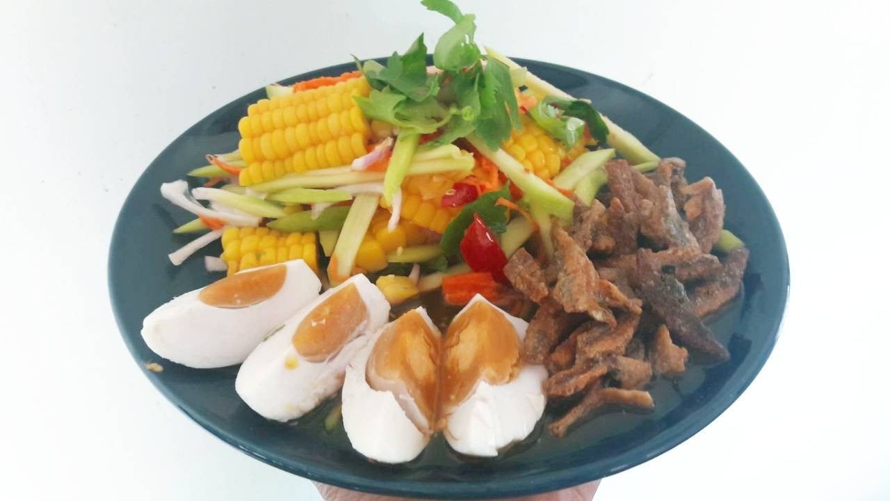 ยำปลากรอบไข่เค็ม