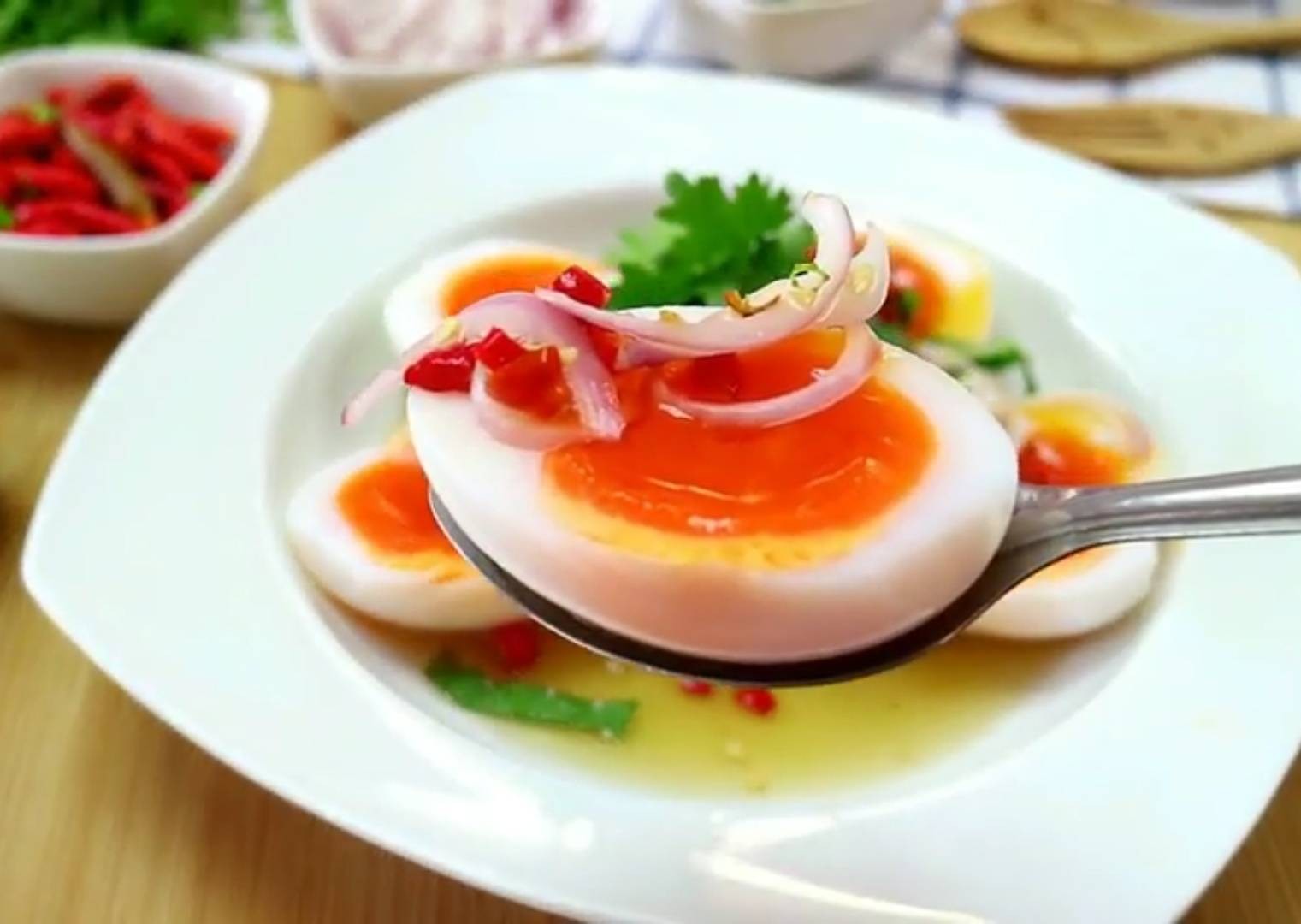 ยำไข่ต้ม
