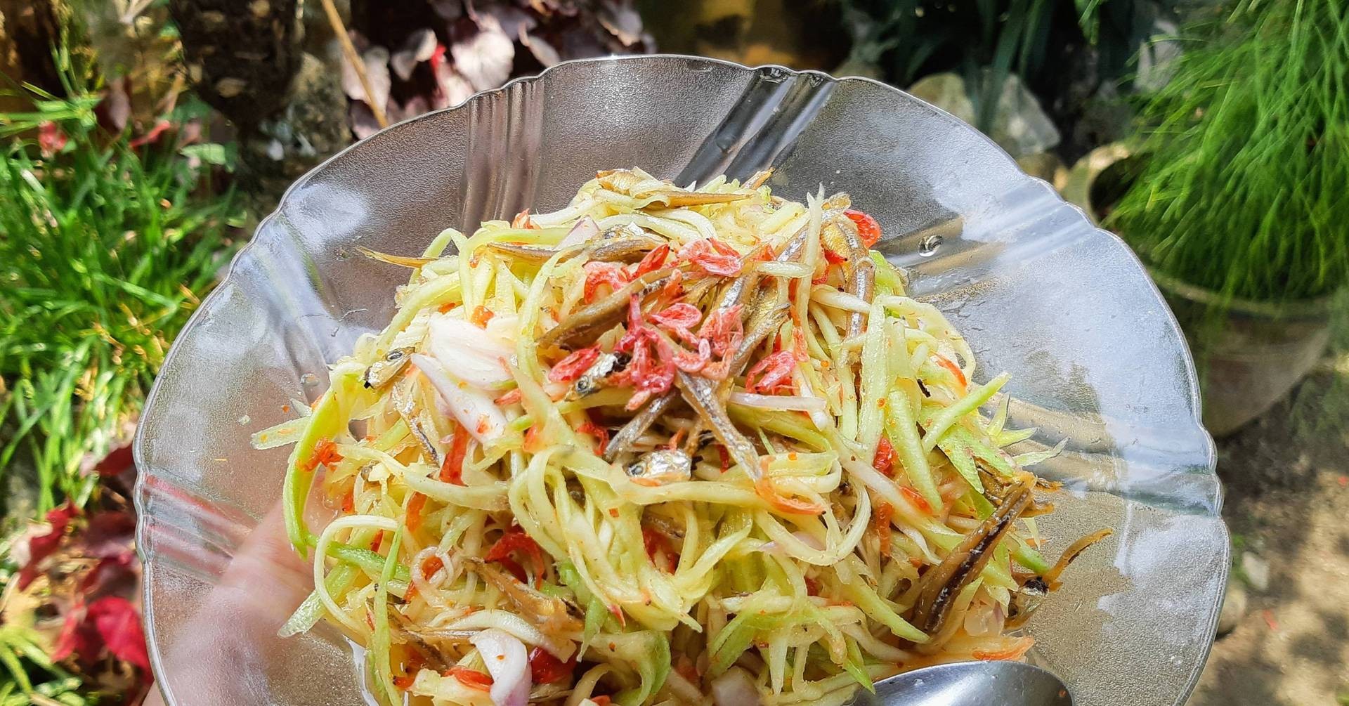 ยำม่วงปลากรอบ