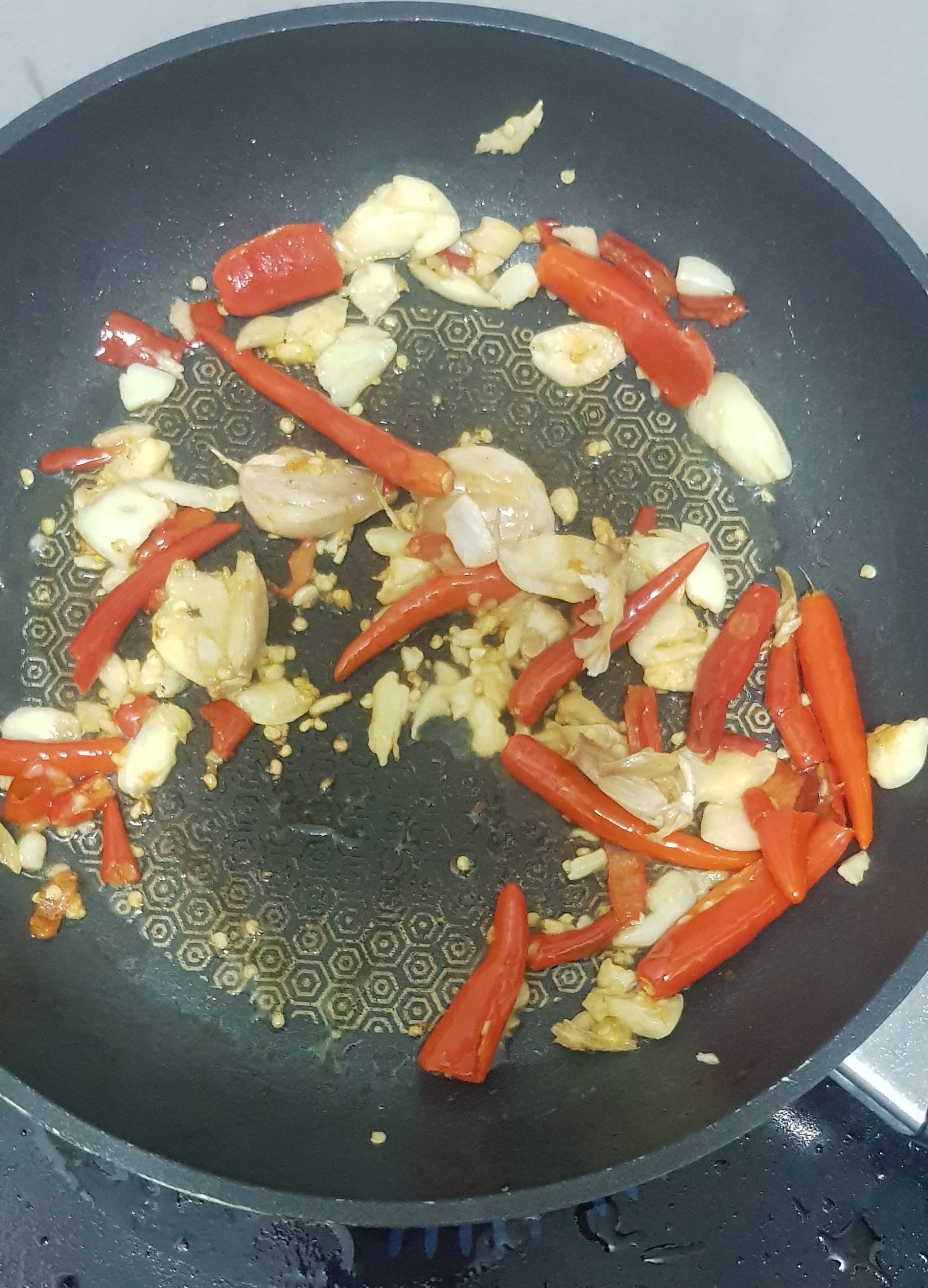 ผัดกระเฉดกุ้งสด