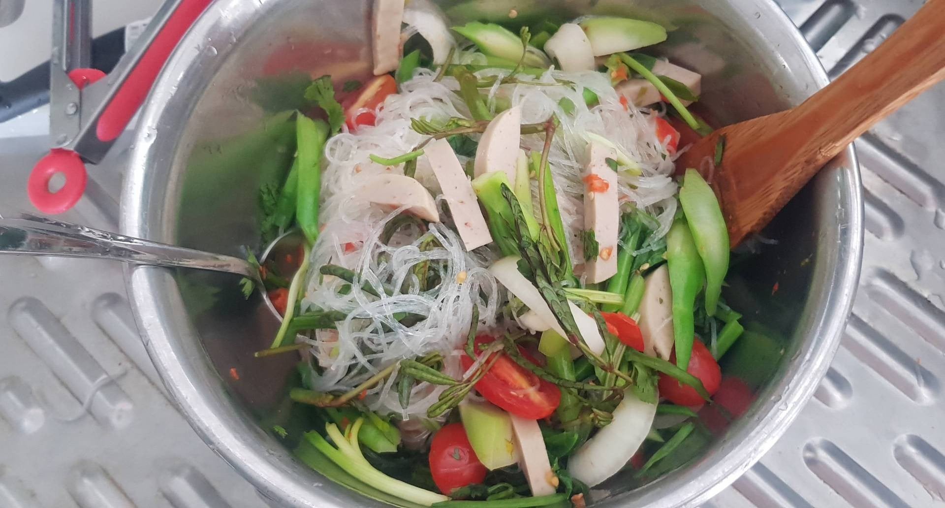 ยำคะน้าหมูยอ 